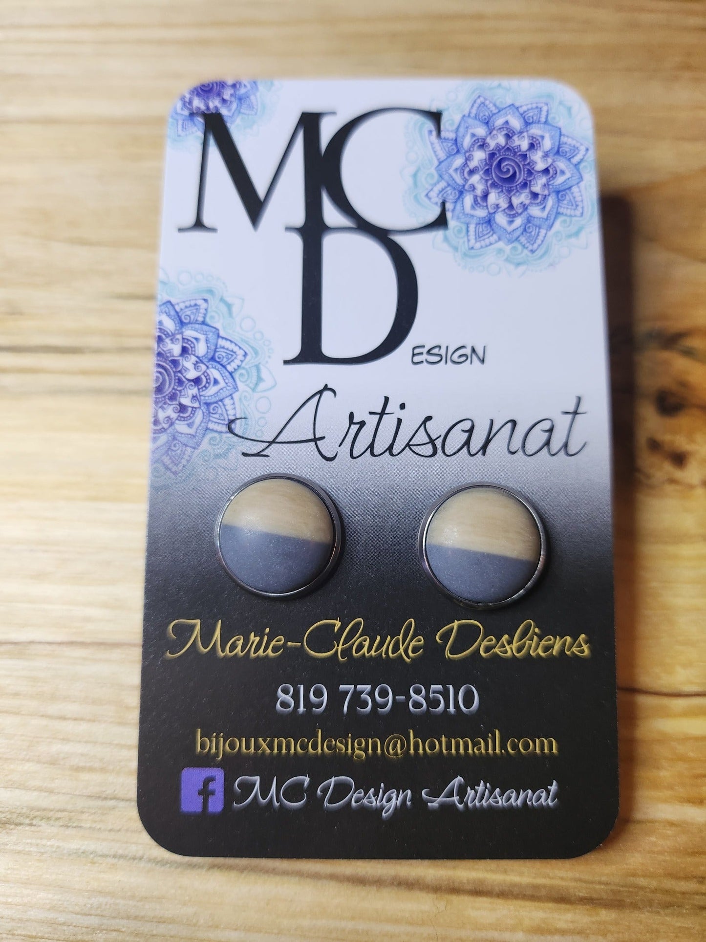 Superbes boucles d'oreilles en résine, imitation bois, disponible en version clous ou en version pendante dans une autre publication. Le diamètre est de 12mm sur finition en acier inoxydable, donc hypoallergéniques.