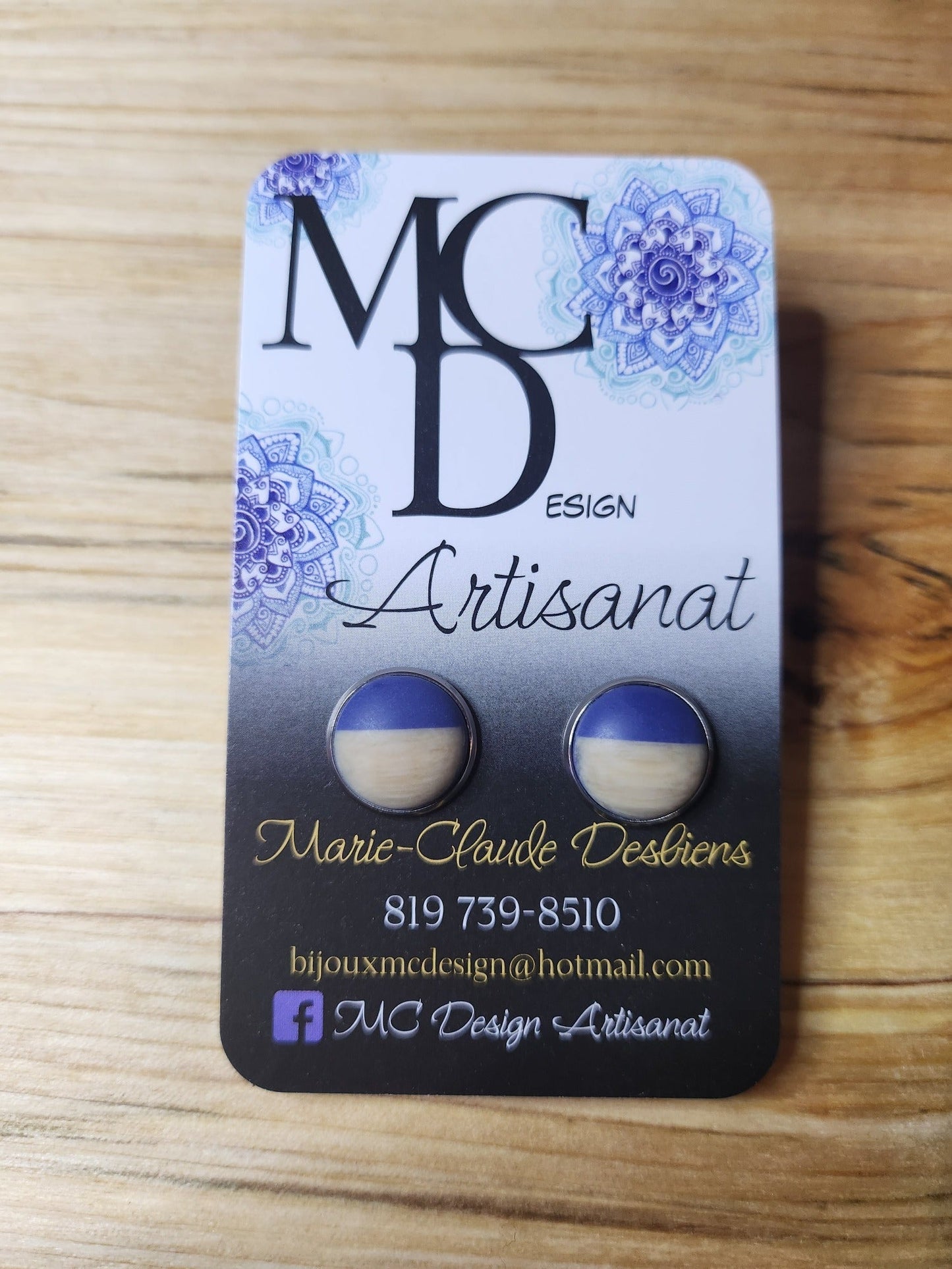 Superbes boucles d'oreilles en résine, imitation bois, disponible en version clous ou en version pendante dans une autre publication. Le diamètre est de 12mm sur finition en acier inoxydable, donc hypoallergéniques.