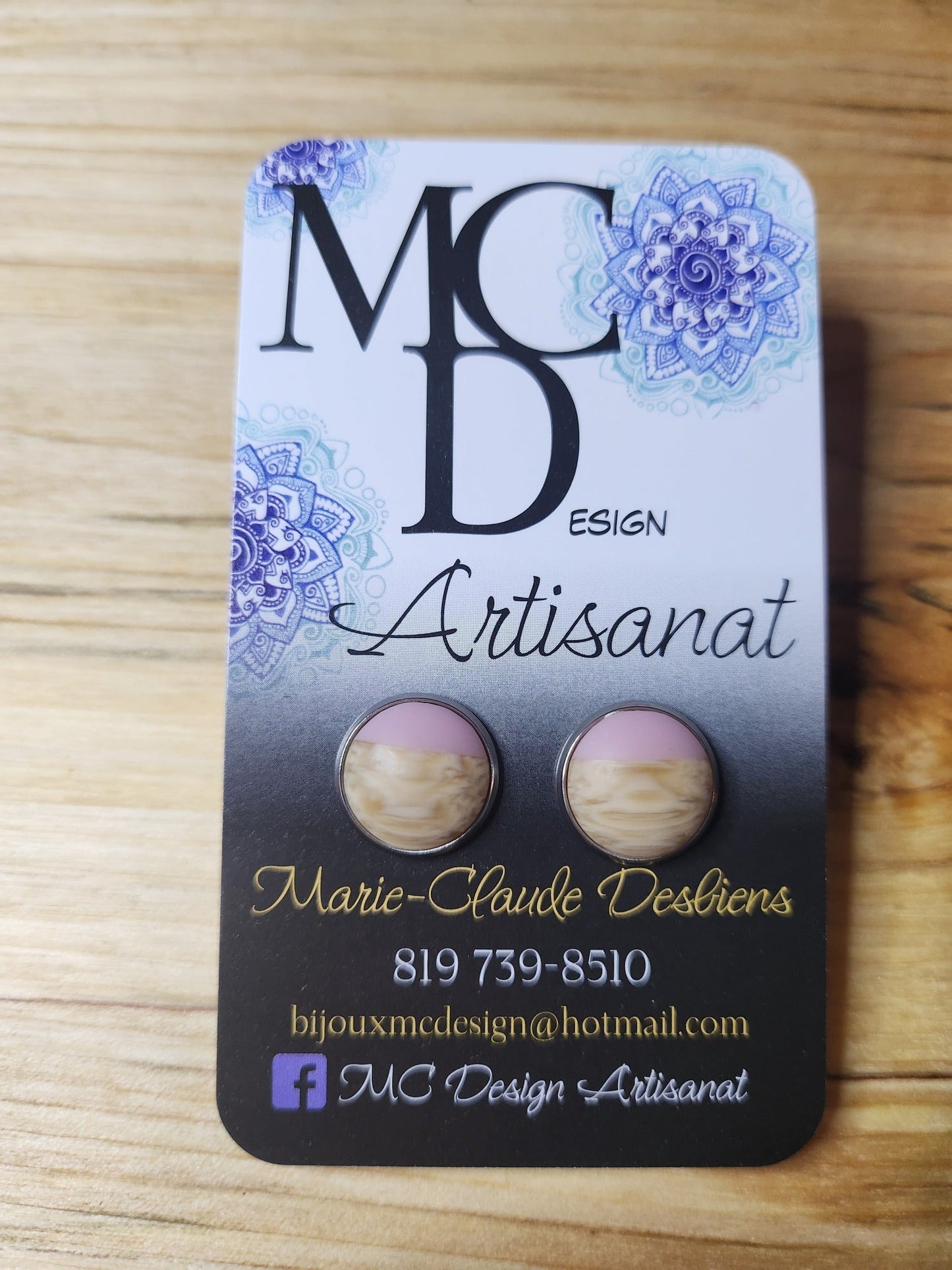 Superbes boucles d'oreilles en résine, imitation bois, disponible en version clous ou en version pendante dans une autre publication. Le diamètre est de 12mm sur finition en acier inoxydable, donc hypoallergéniques.