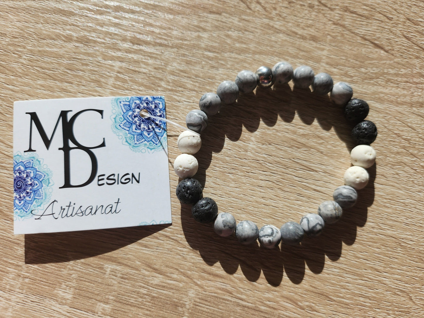 Bracelet en pierre semi-précieuses avec billes de 8mm. Pierres de lave et Jaspe gris.