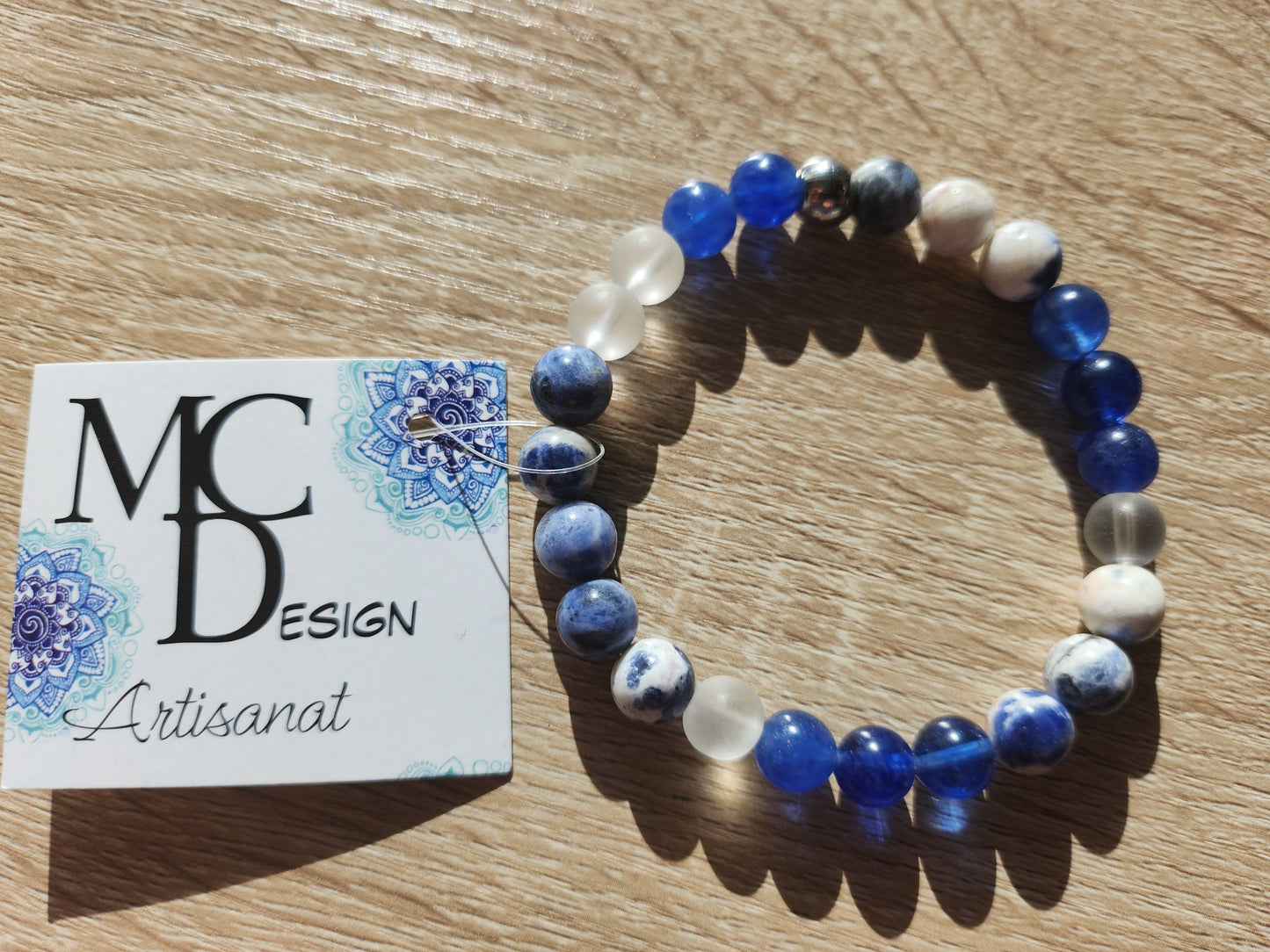 Bracelet en pierre semi-précieuses avec billes de 8mm. Sodalite, quartz Blueberry et quartz clair synthétique.