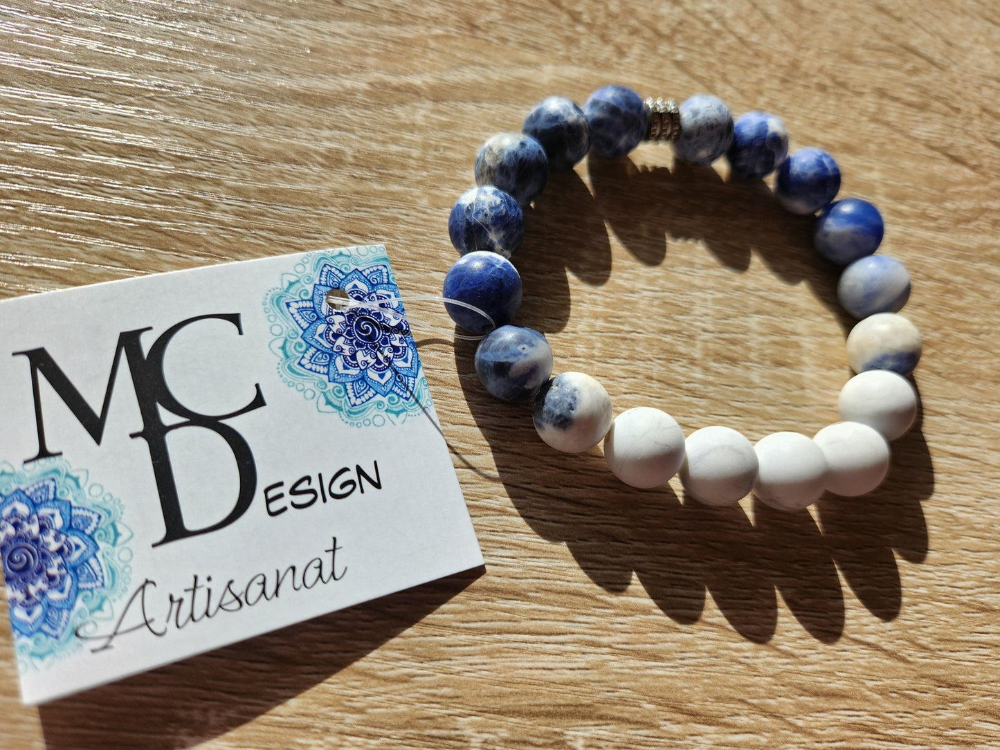 Bracelet en pierre semi-précieuses avec billes mattes de 10mm. Howlite et Sodalite matte.