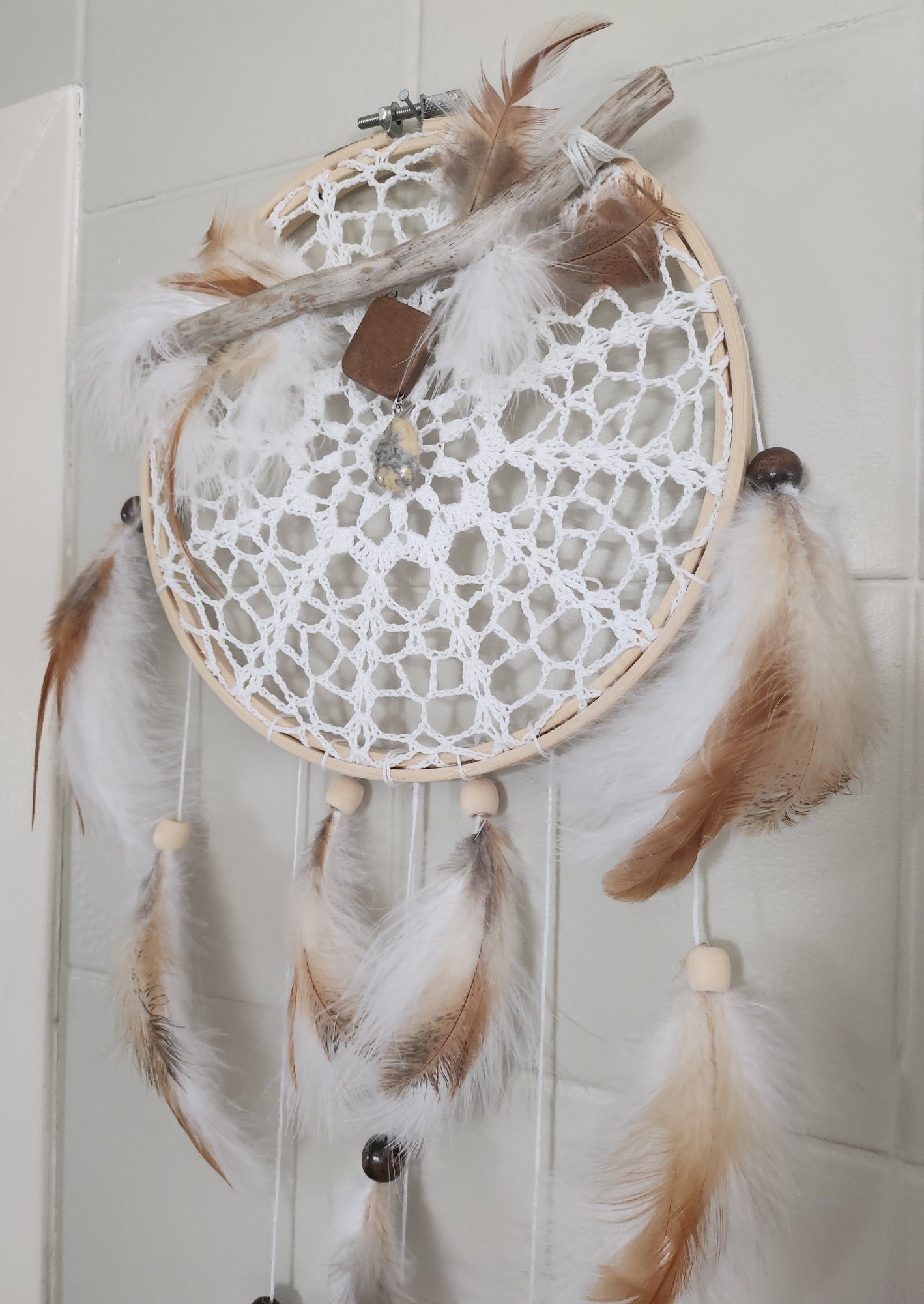 Magnifique Capteur de rêves de grandeur 8 pouces avec bois flottés, pierre d'Agate au centre et bille de bois. Fabriqué avec des plumes d'oies et de coqs.