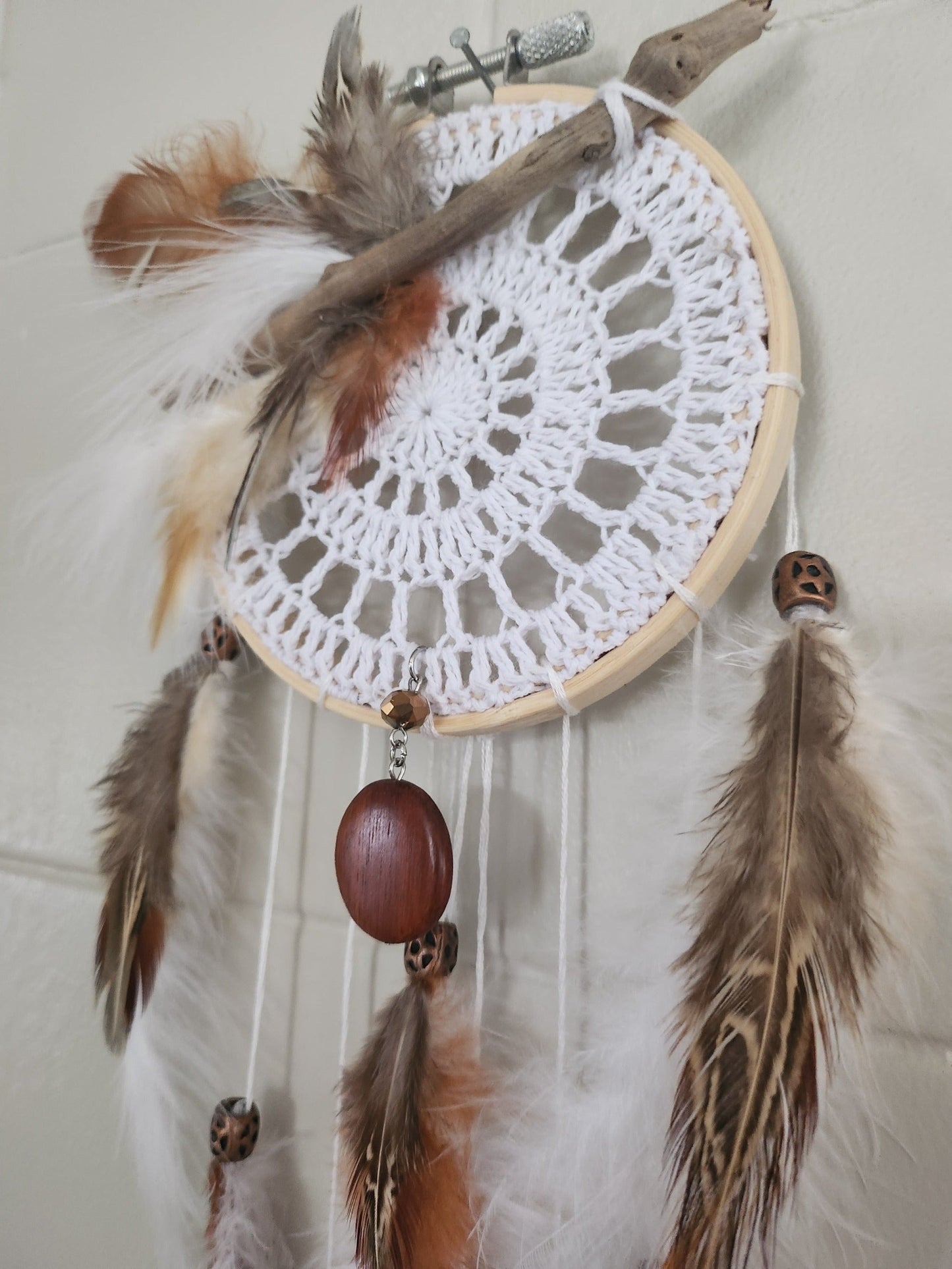 Magnifique Capteur de rêves de grandeur 4 pouces avec bois flottés et billes de bois. Fabriqué avec des plumes d'oies et de coqs.