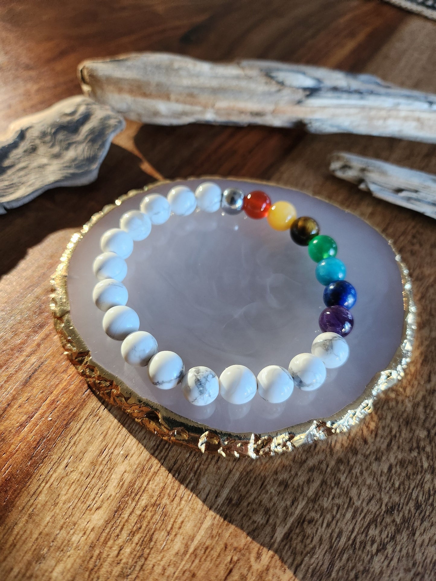 Bracelet en pierre semi-précieuses avec billes de 8mm. Howlite et 7 chakras : Améthyste, Lapis Lazuli, Apatite, Jade, Oeil de tigre jaune, Calcite, Agate orange.