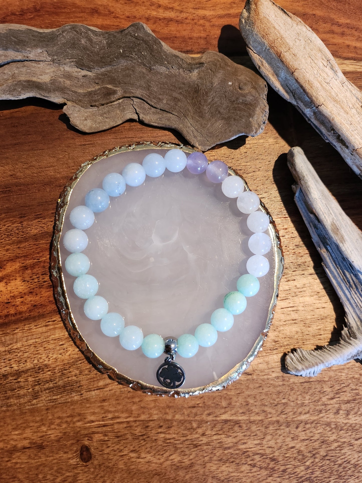 Bracelet en pierre semi-précieuses avec billes de 8mm. Amazonite, Quartz blanc et différentes sorte de Jade teints.
