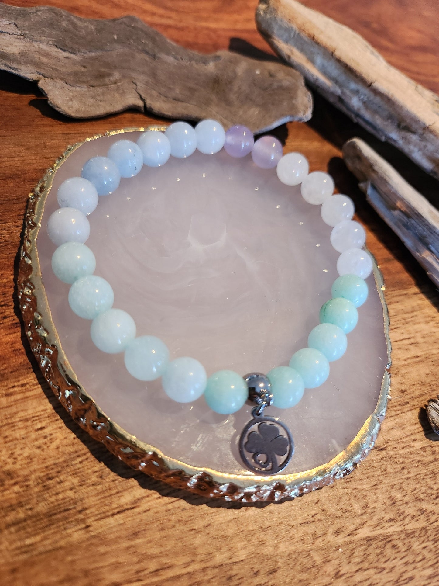 Bracelet en pierre semi-précieuses avec billes de 8mm. Amazonite, Quartz blanc et différentes sorte de Jade teints.