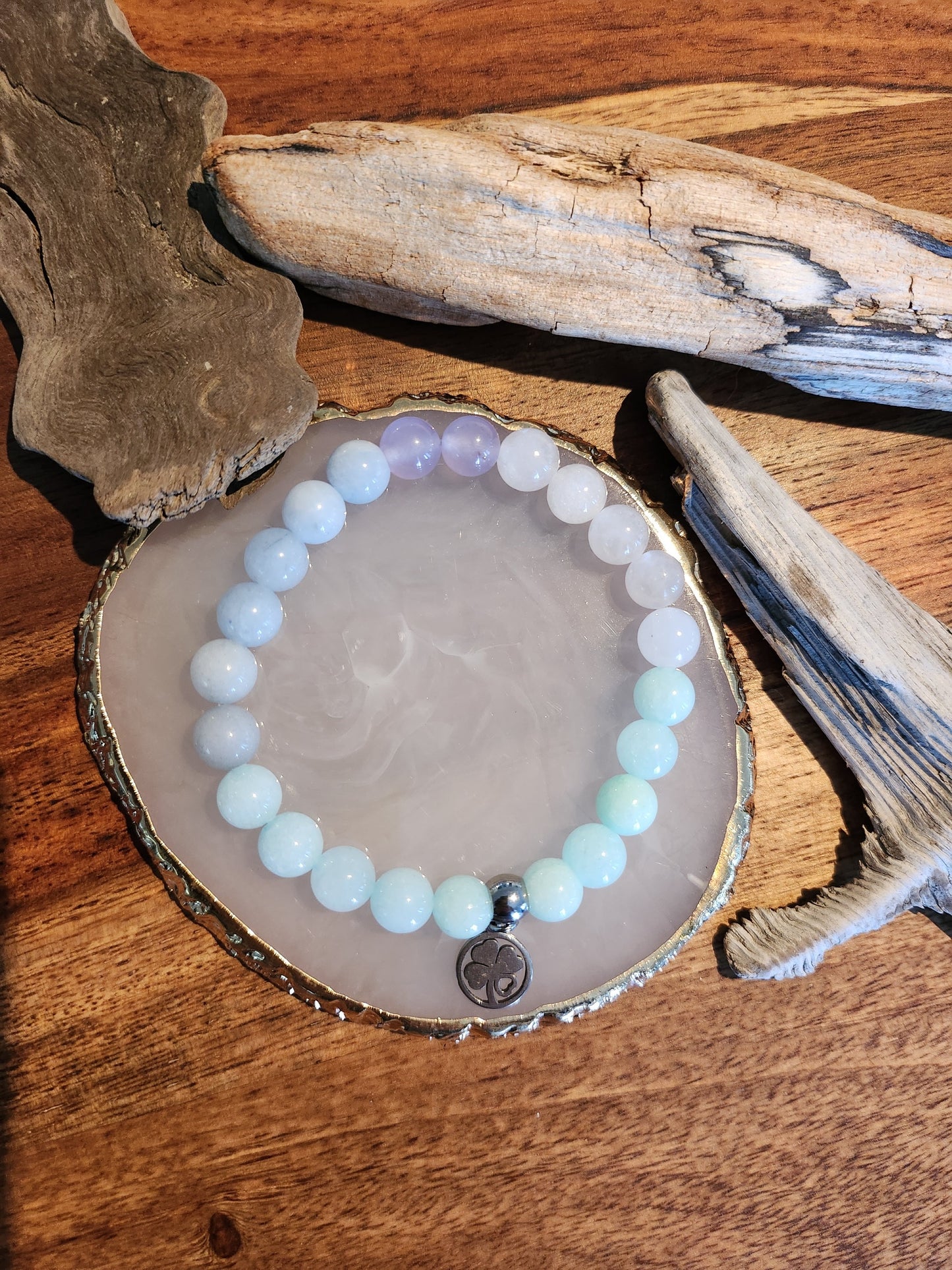 Bracelet en pierre semi-précieuses avec billes de 8mm. Amazonite, Quartz blanc et différentes sorte de Jade teints.