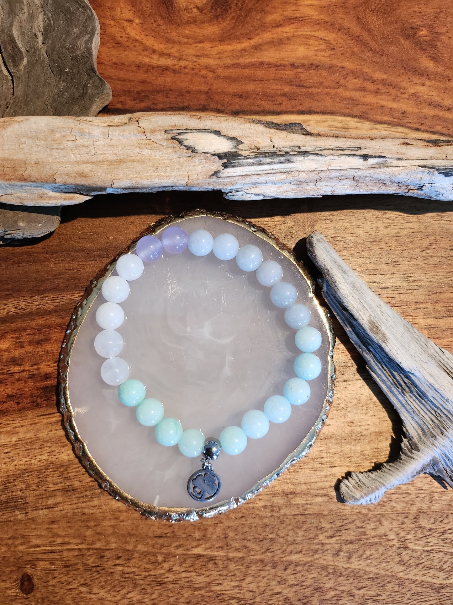 Bracelet en pierre semi-précieuses avec billes de 8mm. Amazonite, Quartz blanc et différentes sorte de Jade teints.