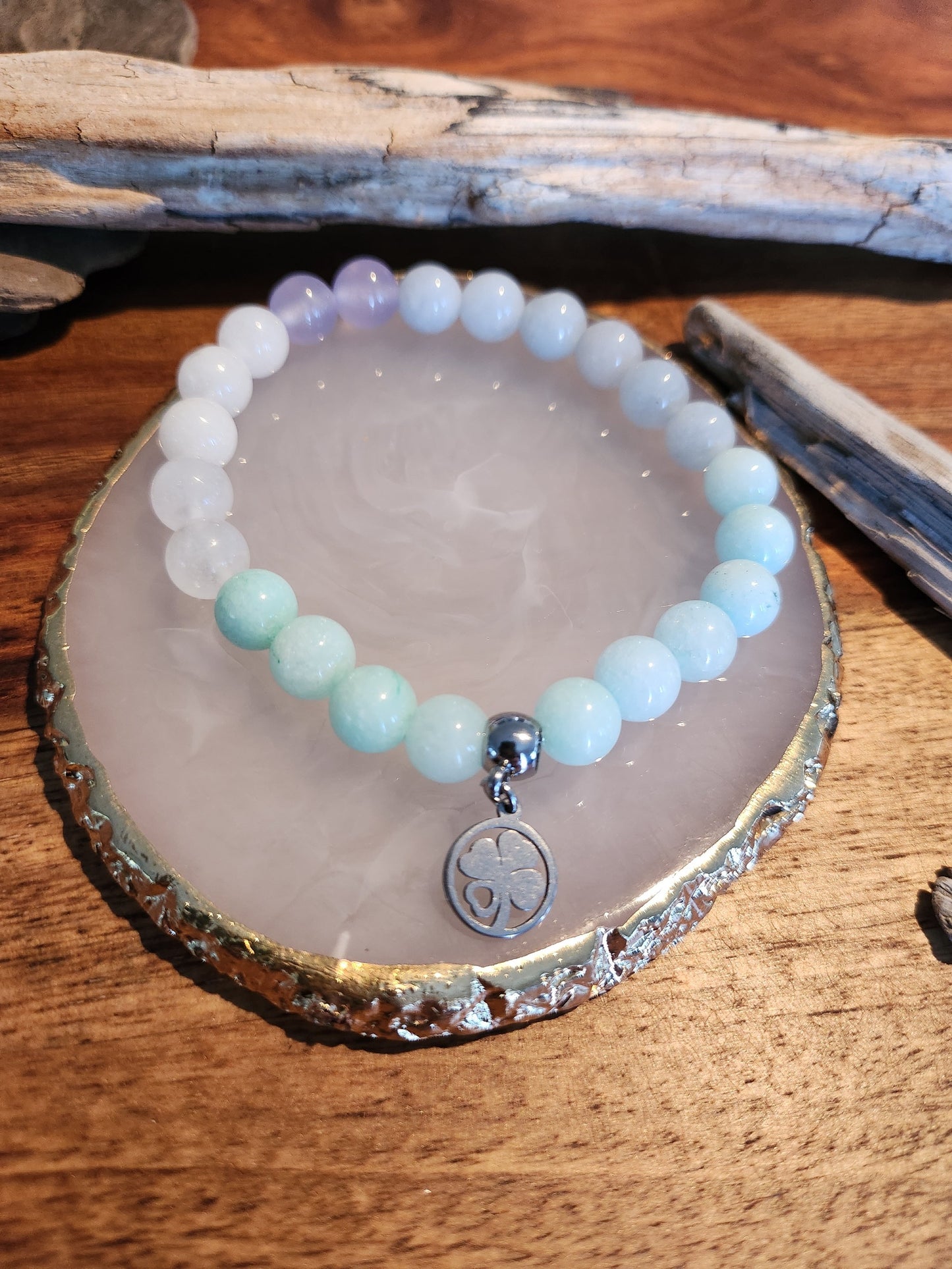 Bracelet en pierre semi-précieuses avec billes de 8mm. Amazonite, Quartz blanc et différentes sorte de Jade teints.
