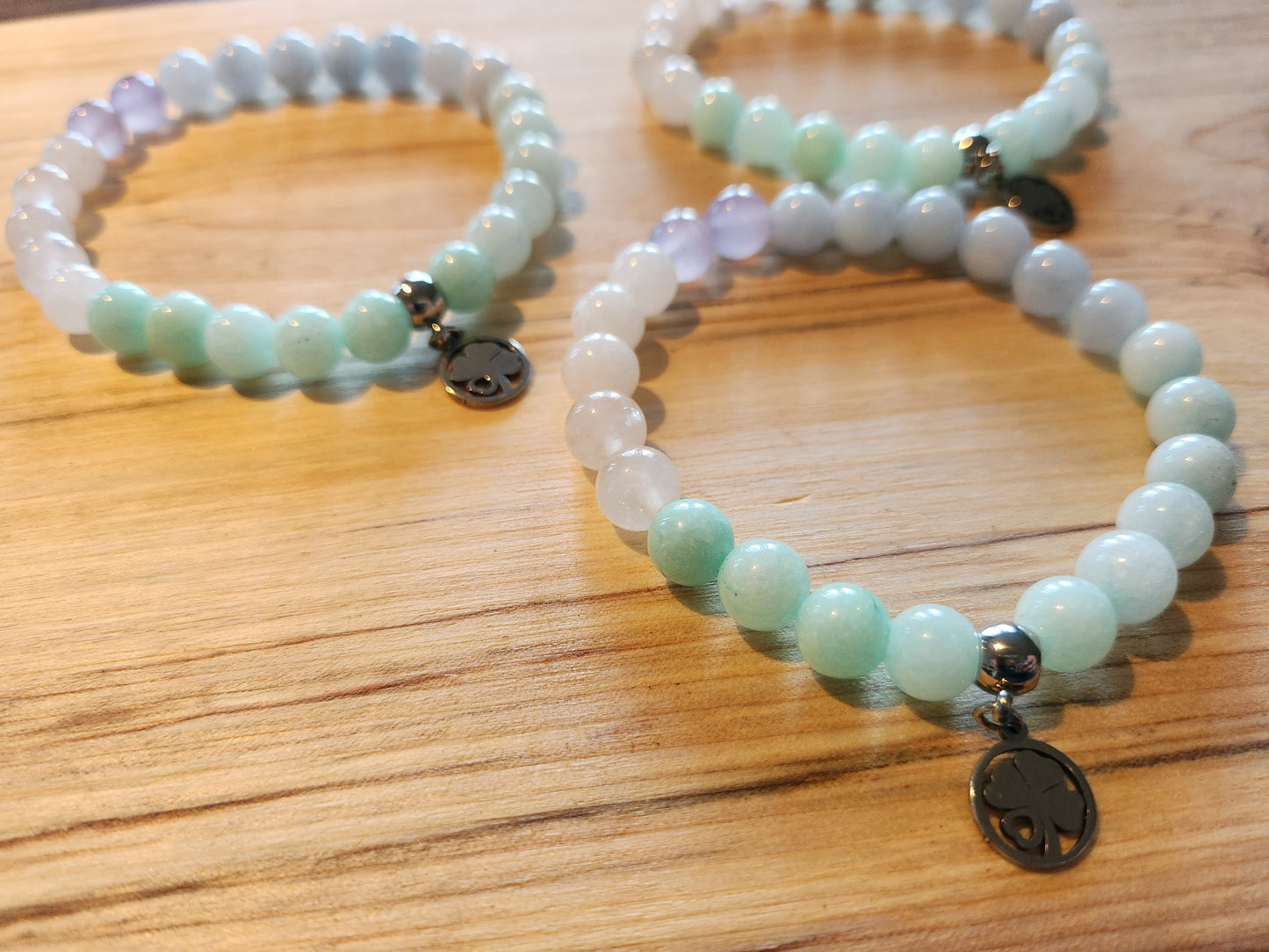 Bracelet en pierre semi-précieuses avec billes de 8mm. Amazonite, Quartz blanc et différentes sorte de Jade teints.