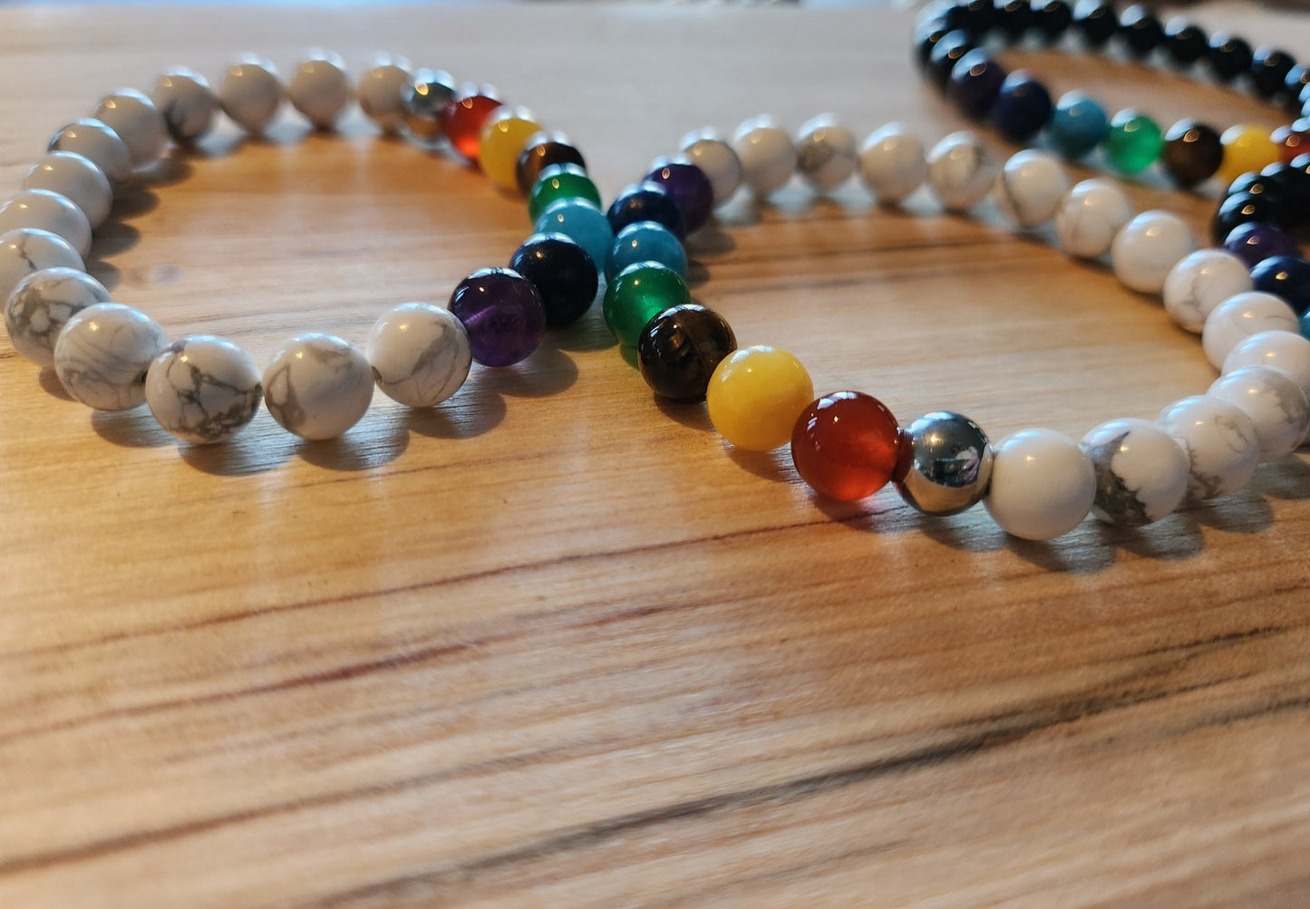 Bracelet en pierre semi-précieuses avec billes de 8mm. Howlite et 7 chakras : Améthyste, Lapis Lazuli, Apatite, Jade, Oeil de tigre jaune, Calcite, Agate orange.