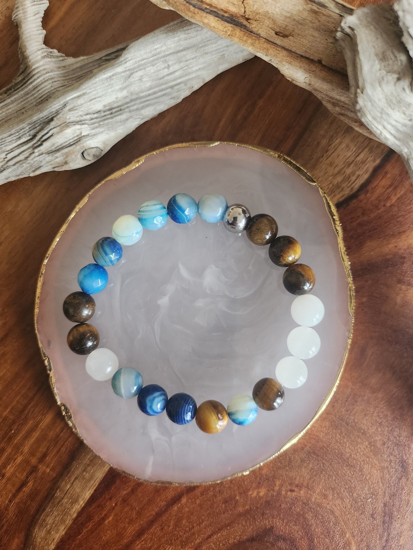 Bracelet en pierre semi-précieuses avec billes de 8mm. Billes d'agate bleue facettés, Quartz snow et oeil de tigre jaune.