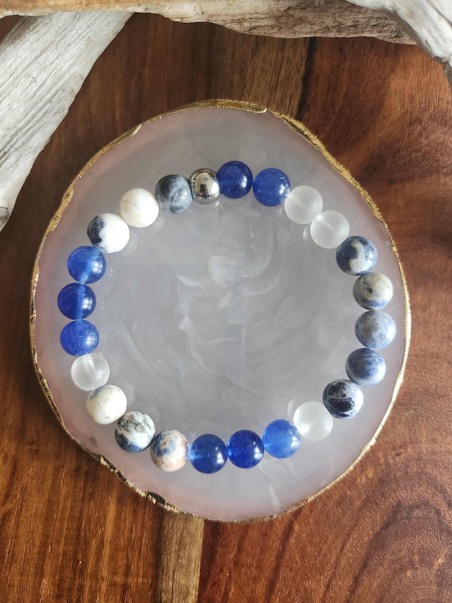 Bracelet en pierre semi-précieuses avec billes de 8mm. Sodalite, quartz Blueberry et quartz clair synthétique.