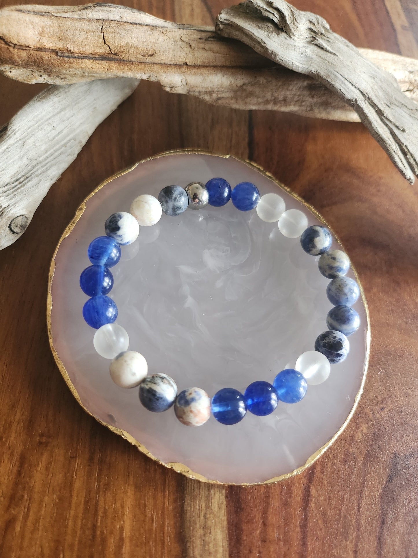 Bracelet en pierre semi-précieuses avec billes de 8mm. Sodalite, quartz Blueberry et quartz clair synthétique.