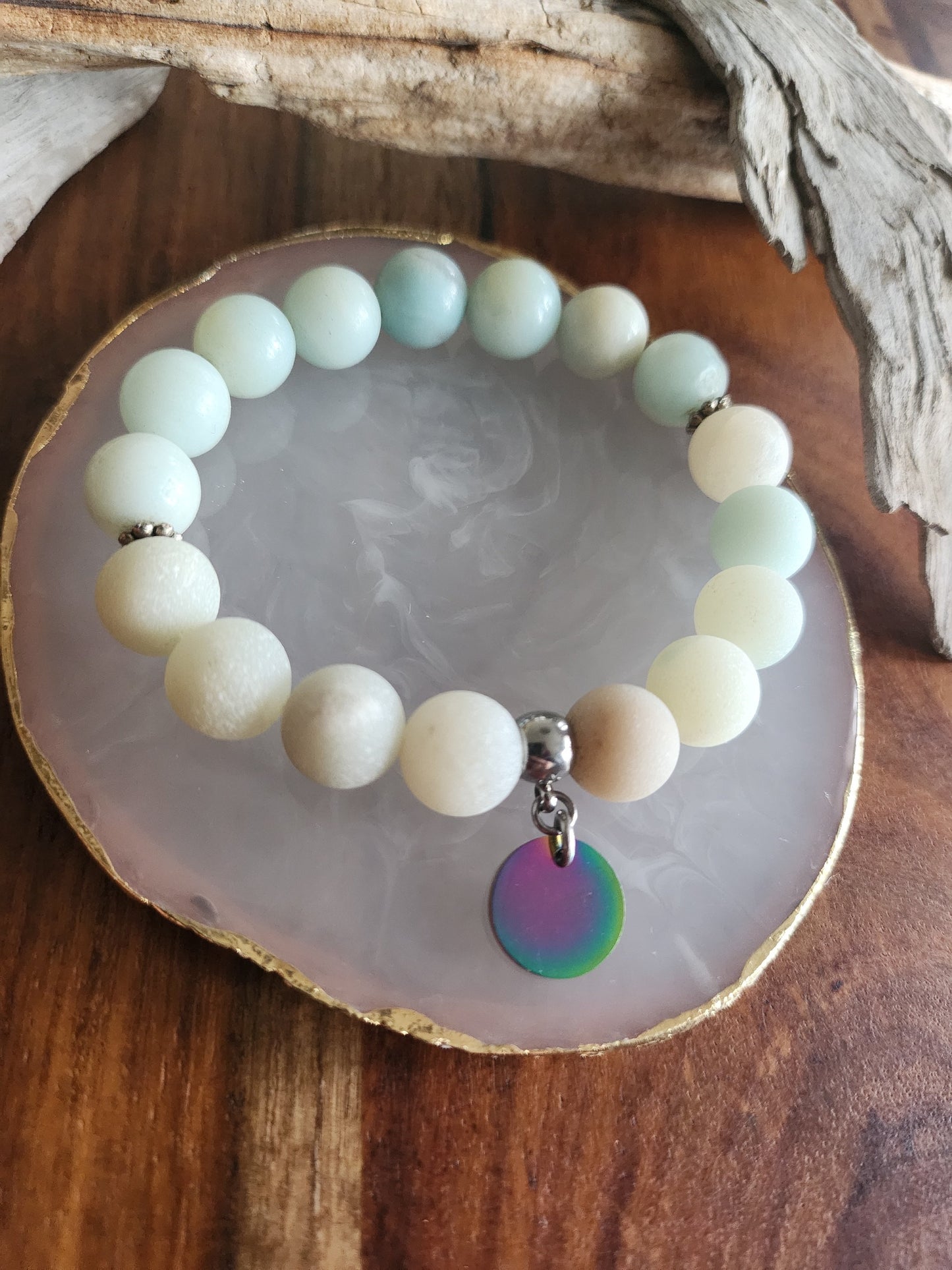 Bracelet en pierre semi-précieuses avec billes de 10mm. Amazonite matte et breloque acier inoxydable de couleur.