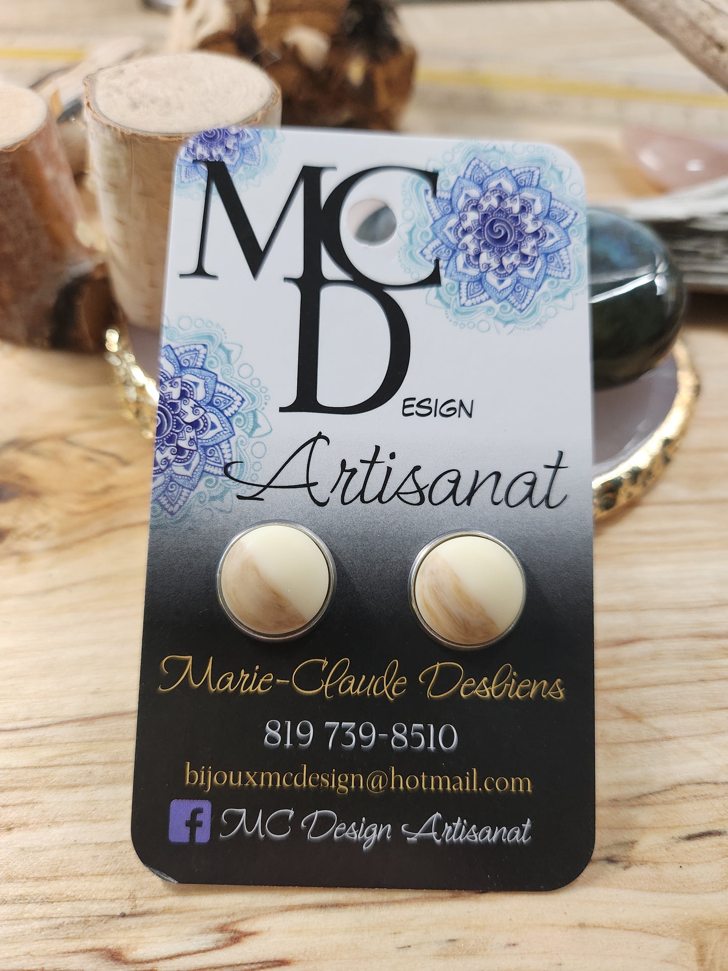 Superbes boucles d'oreilles en résine, imitation bois, disponible en version clous ou en version longues dans un autre publication. Le diamètre est de 12mm sur finition en acier inoxydable, donc hypoallergéniques.
