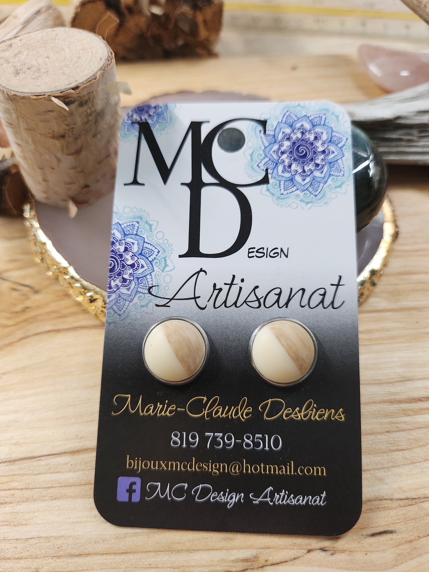 Superbes boucles d'oreilles en résine, imitation bois, disponible en version clous ou en version longues dans un autre publication. Le diamètre est de 12mm sur finition en acier inoxydable, donc hypoallergéniques.