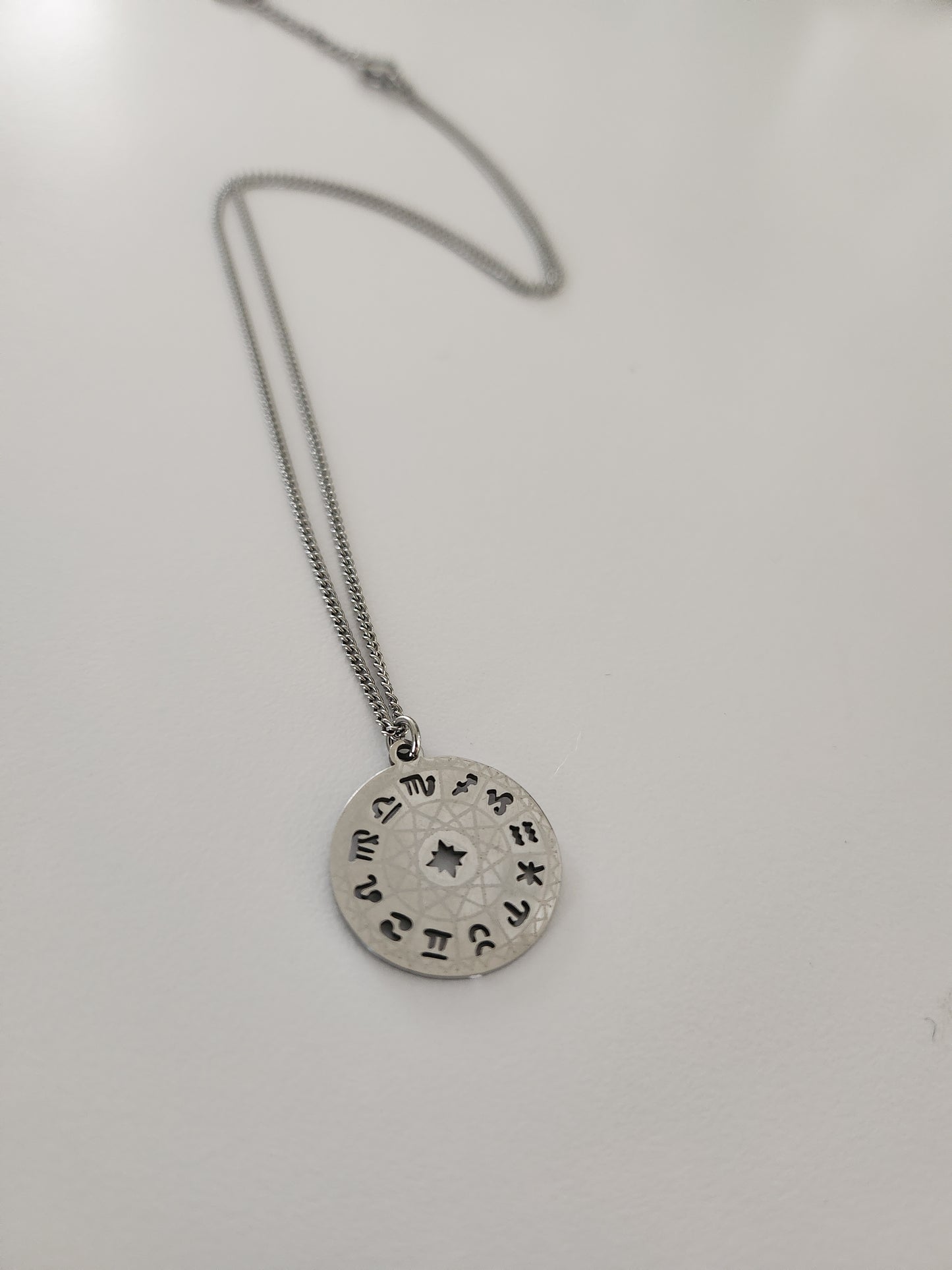 Collier mi-long Roue astrologie