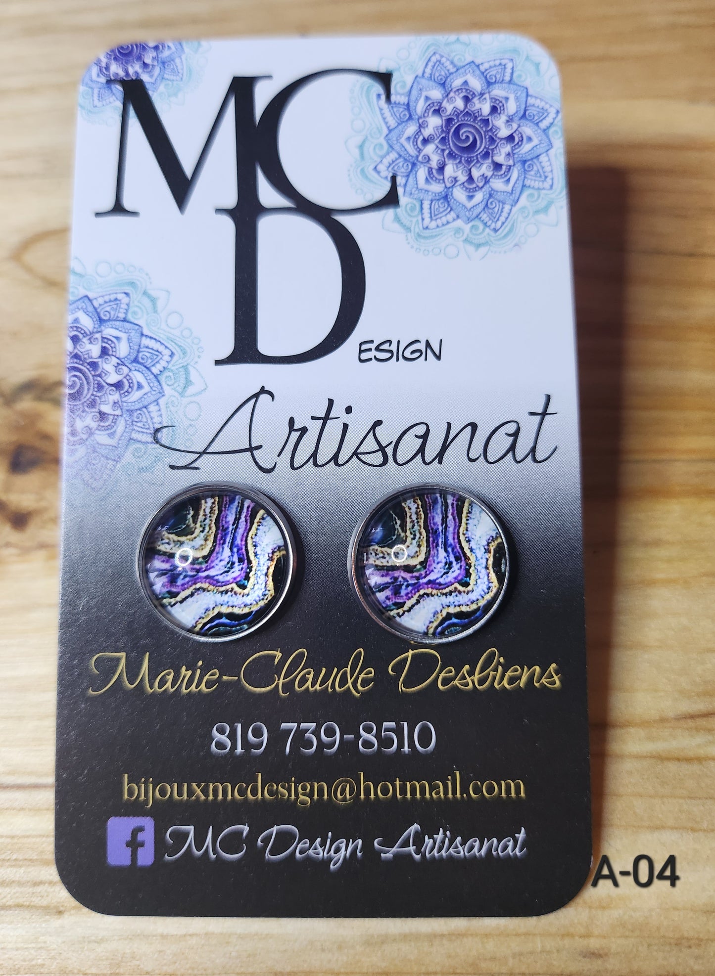 Clous d'oreilles motifs abstraits grandeurs 14mm en acier inoxydable, donc hypoallergéniques.