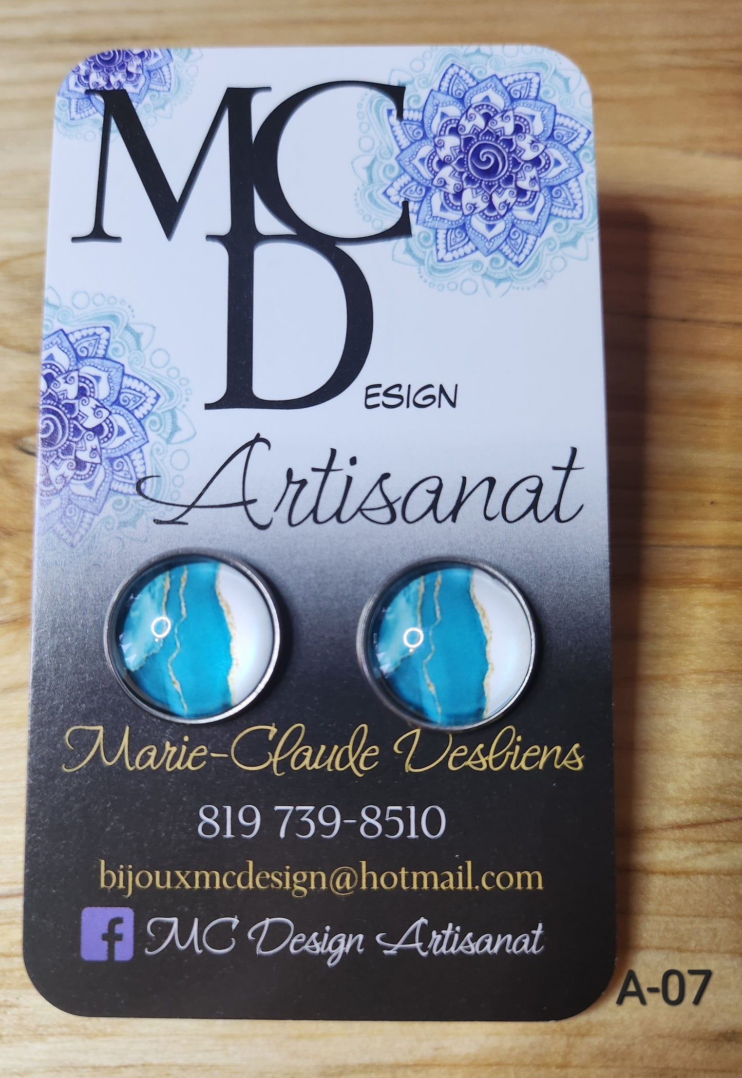 Clous d'oreilles motifs abstraits grandeurs 14mm en acier inoxydable, donc hypoallergéniques.