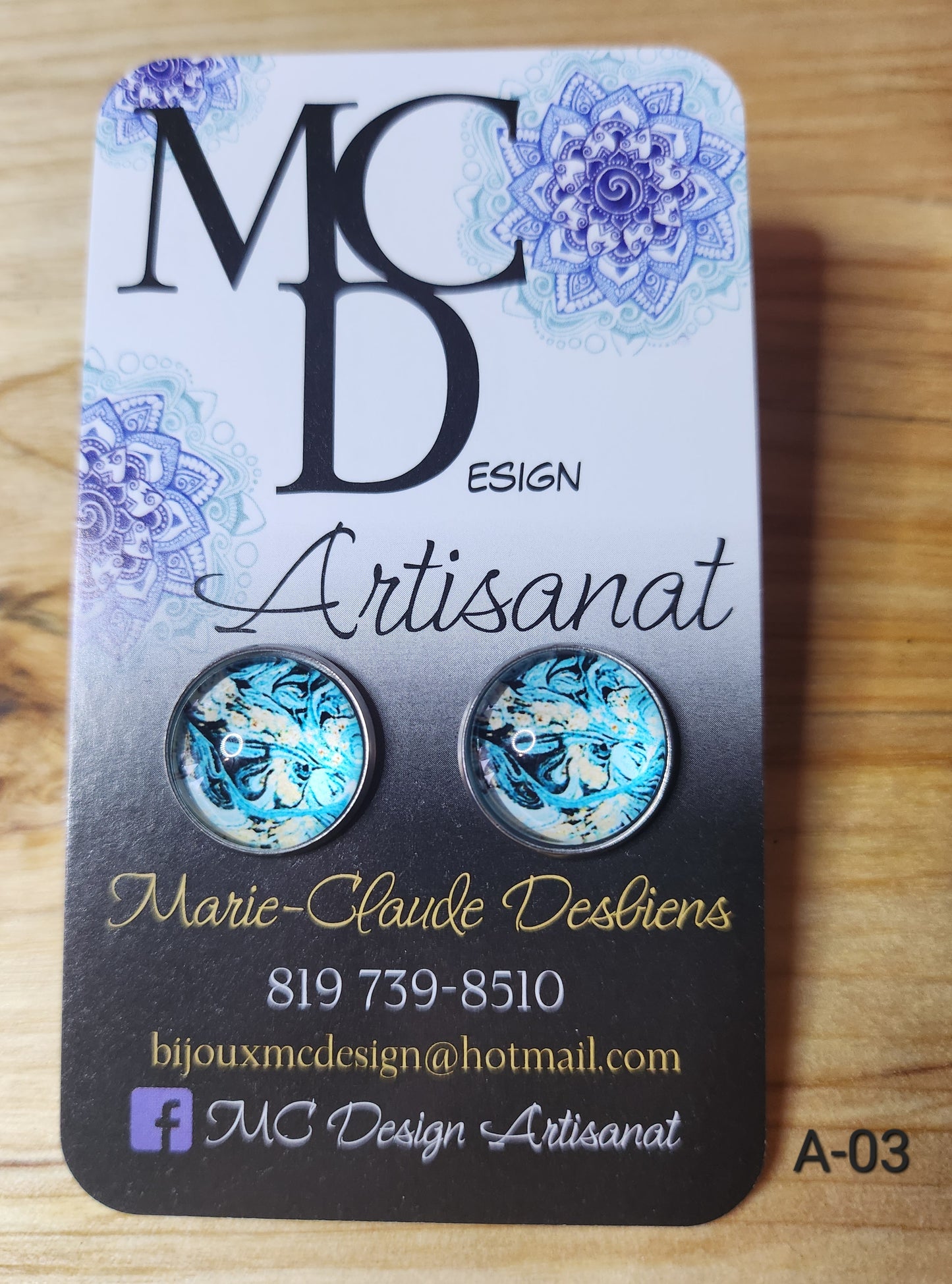 Clous d'oreilles motifs abstraits grandeurs 14mm en acier inoxydable, donc hypoallergéniques.