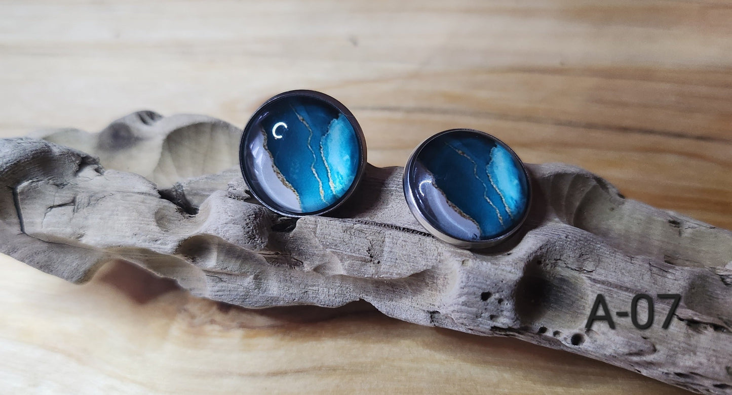 Clous d'oreilles motifs abstraits grandeurs 14mm en acier inoxydable, donc hypoallergéniques.