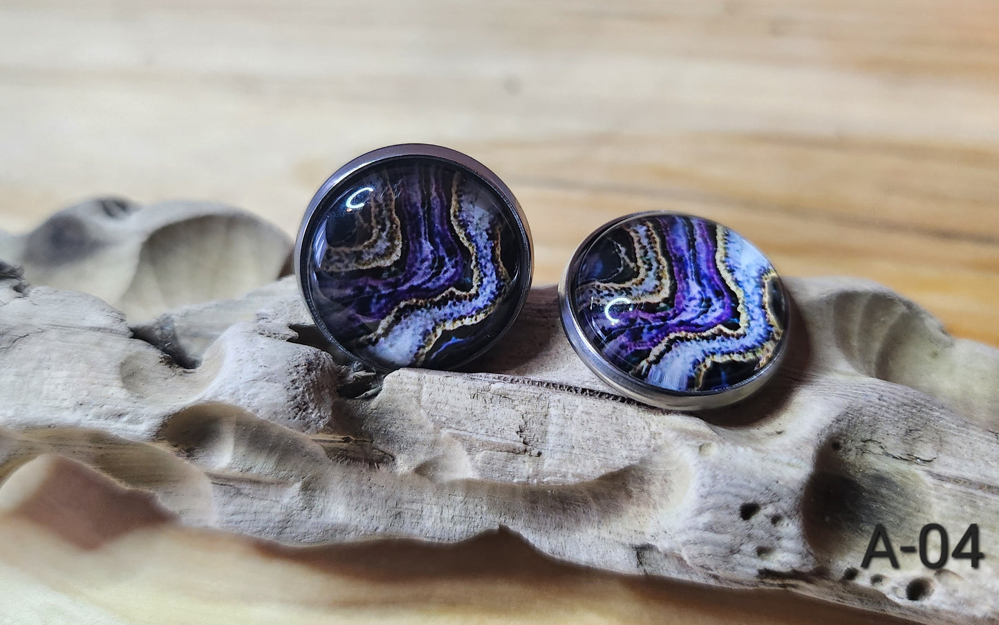 Clous d'oreilles motifs abstraits grandeurs 14mm en acier inoxydable, donc hypoallergéniques.