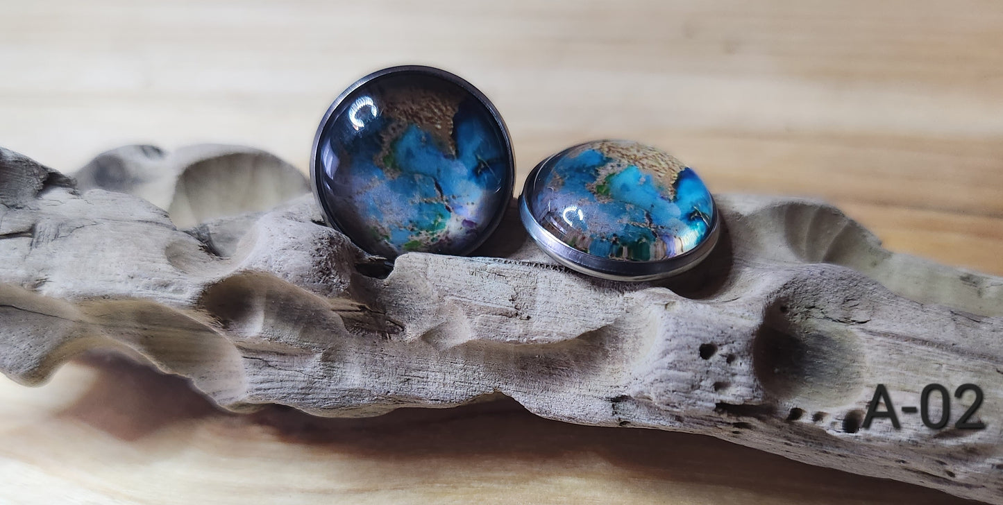 Clous d'oreilles motifs abstraits grandeurs 14mm en acier inoxydable, donc hypoallergéniques.