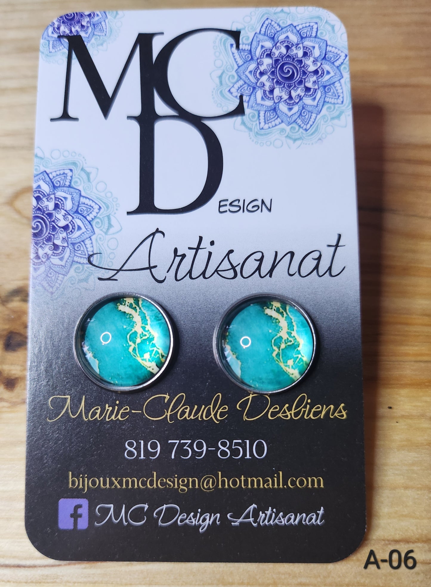 Clous d'oreilles motifs abstraits grandeurs 14mm en acier inoxydable, donc hypoallergéniques.