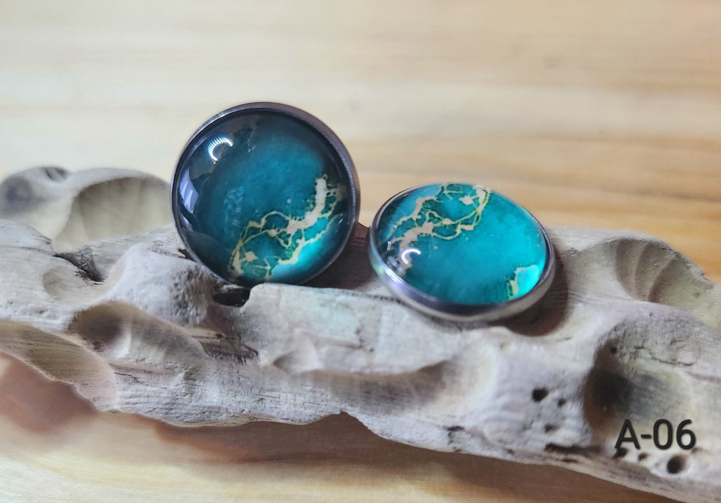Clous d'oreilles motifs abstraits grandeurs 14mm en acier inoxydable, donc hypoallergéniques.