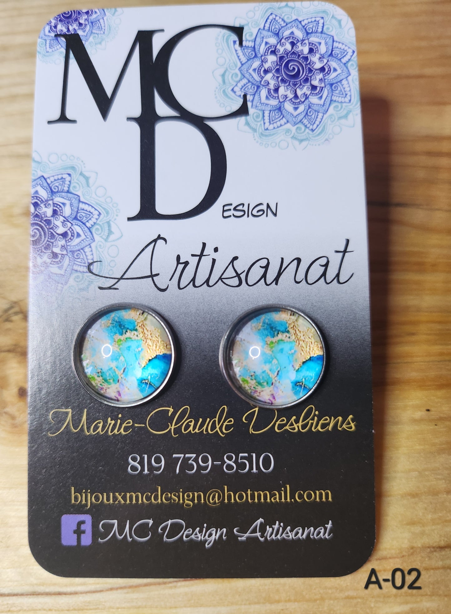 Clous d'oreilles motifs abstraits grandeurs 14mm en acier inoxydable, donc hypoallergéniques.