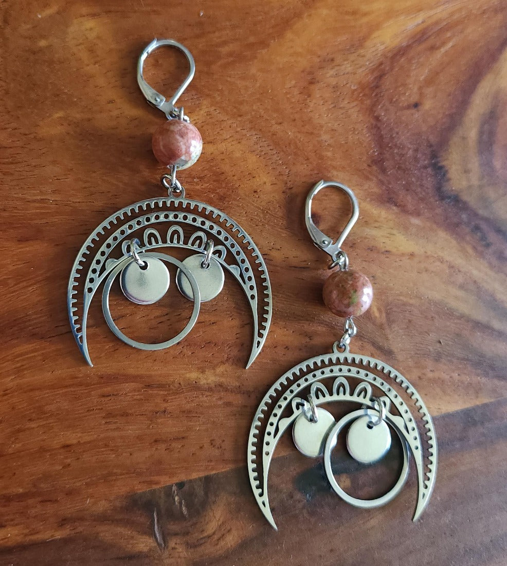 Faites tourner les têtes avec cette magnifique paire de boucles d’oreilles en acier inoxydable. Elle est unique!   Avec insertion de pierre d'Unakite 8mm 