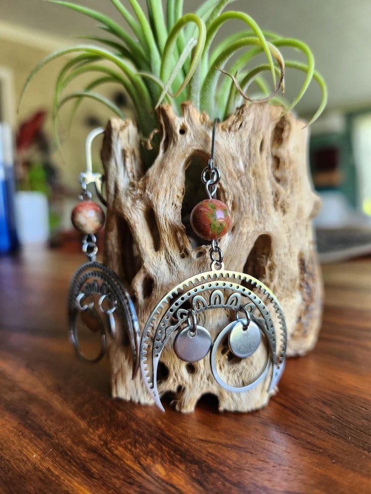 Faites tourner les têtes avec cette magnifique paire de boucles d’oreilles en acier inoxydable. Elle est unique!   Avec insertion de pierre d'Unakite 8mm 