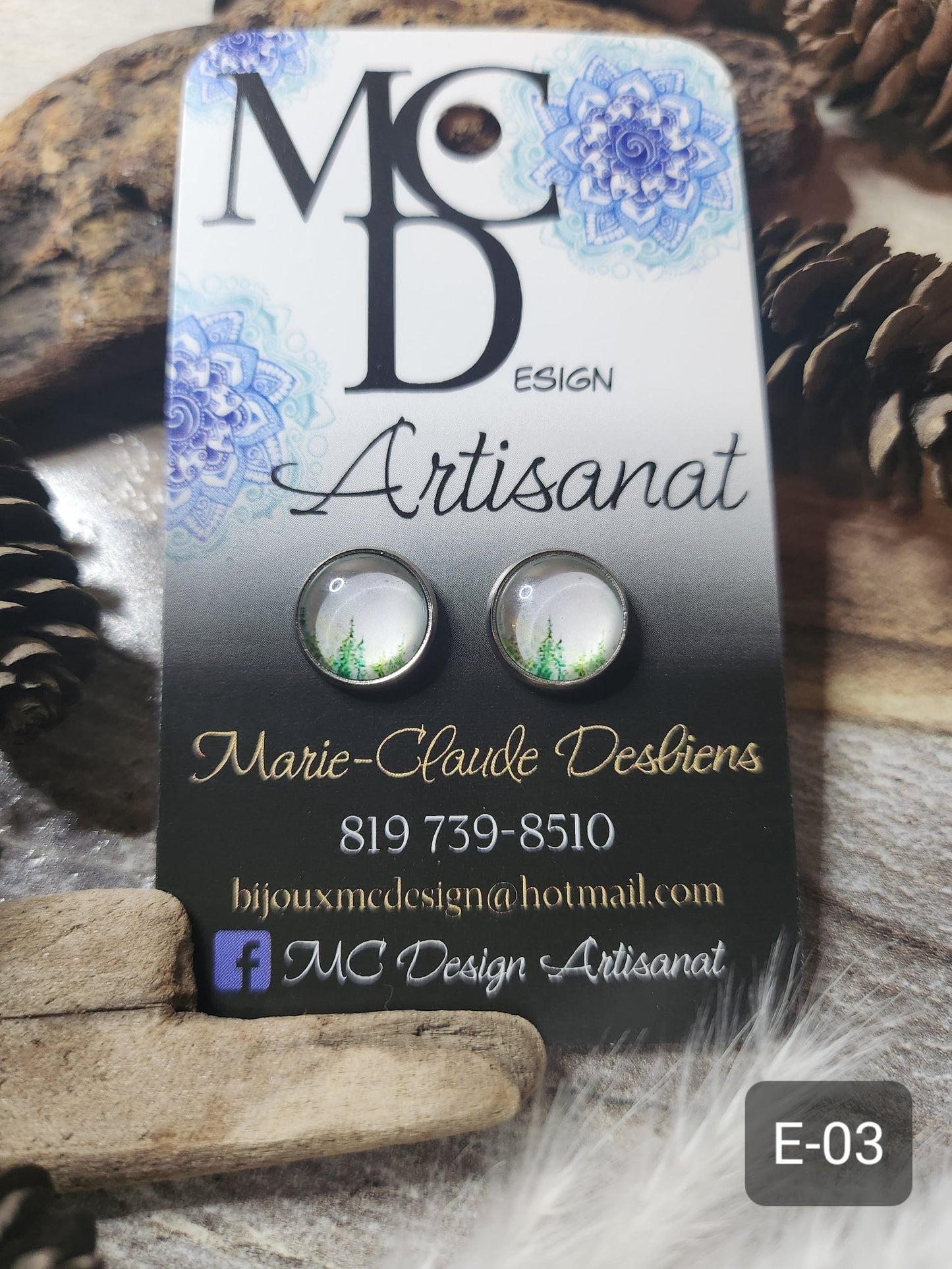 Clous d'oreilles motifs Épinettes grandeurs 10mm en acier inoxydable, donc hypoallergéniques.