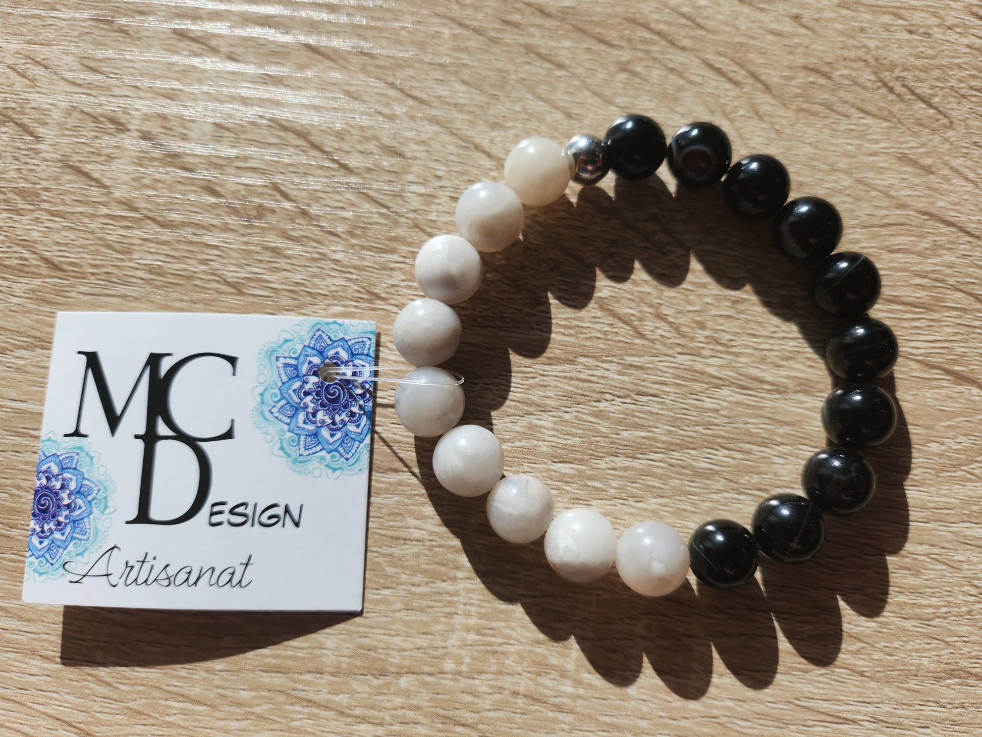Bracelet en pierre semi-précieuses avec billes de 10mm. Agate noire et agate blanche/grise polie.