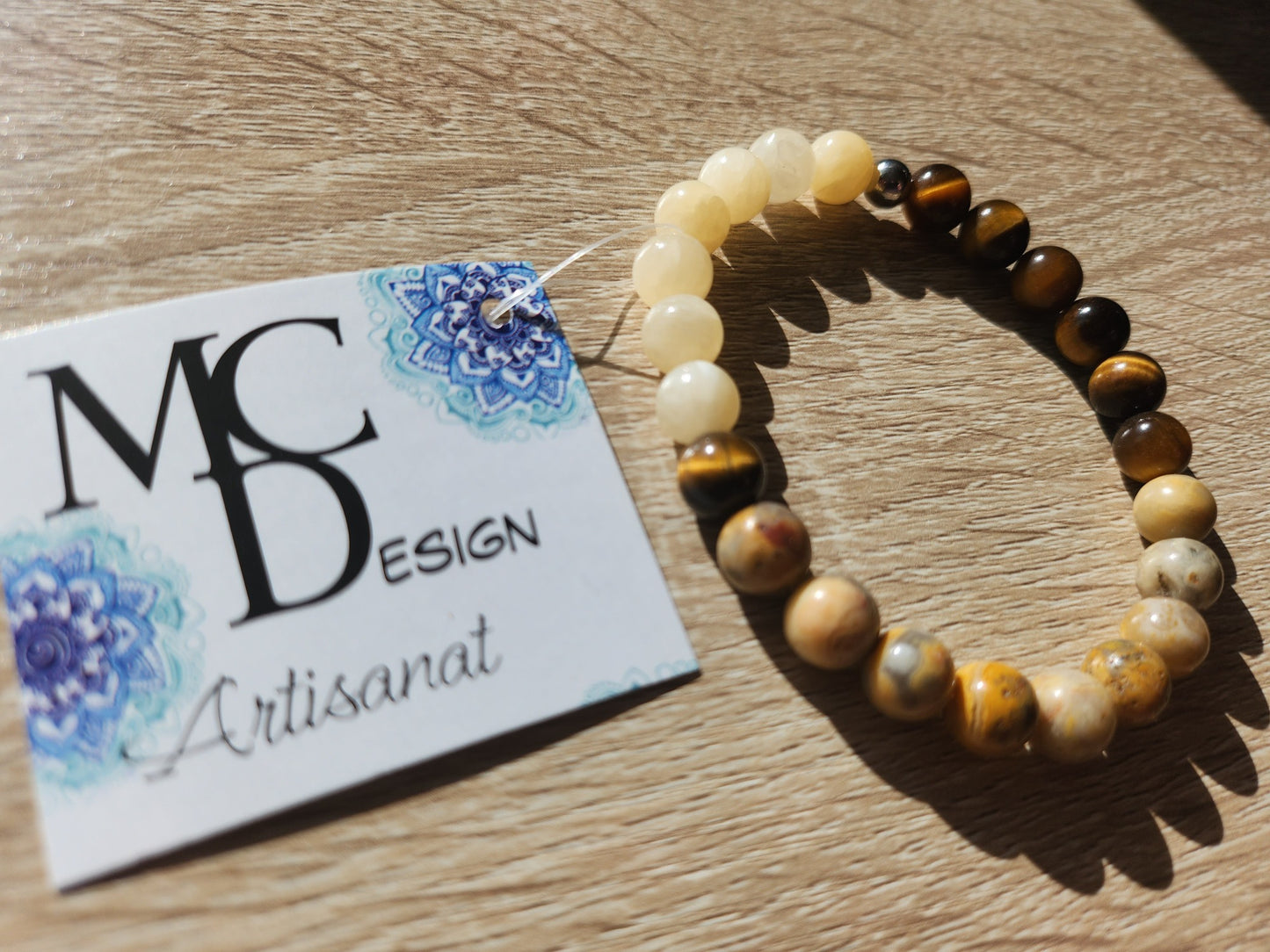 Bracelet en pierre semi-précieuses avec billes de 8mm. Oeil de tigre jaune, agate crazy lace et calcite.