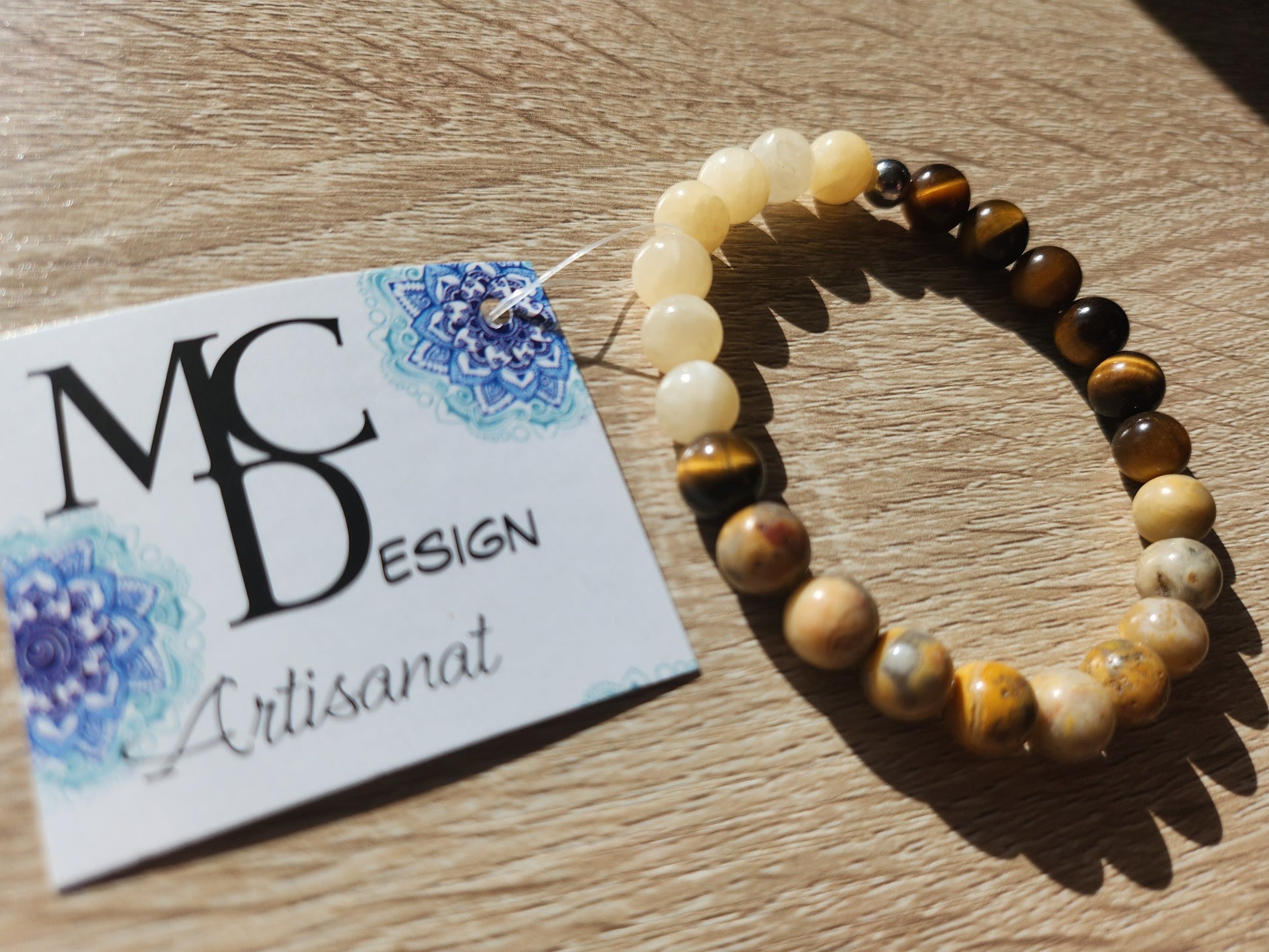 Bracelet en pierre semi-précieuses avec billes de 8mm. Oeil de tigre jaune, agate crazy lace et calcite.