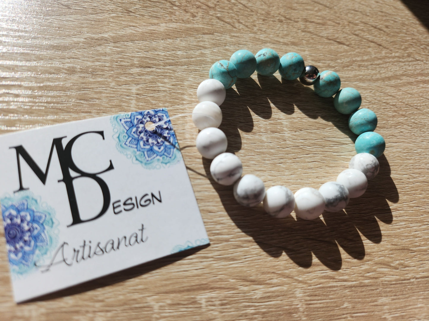 Bracelet en pierre semi-précieuses avec billes de 10mm. Amazonite et Howlite mattes.