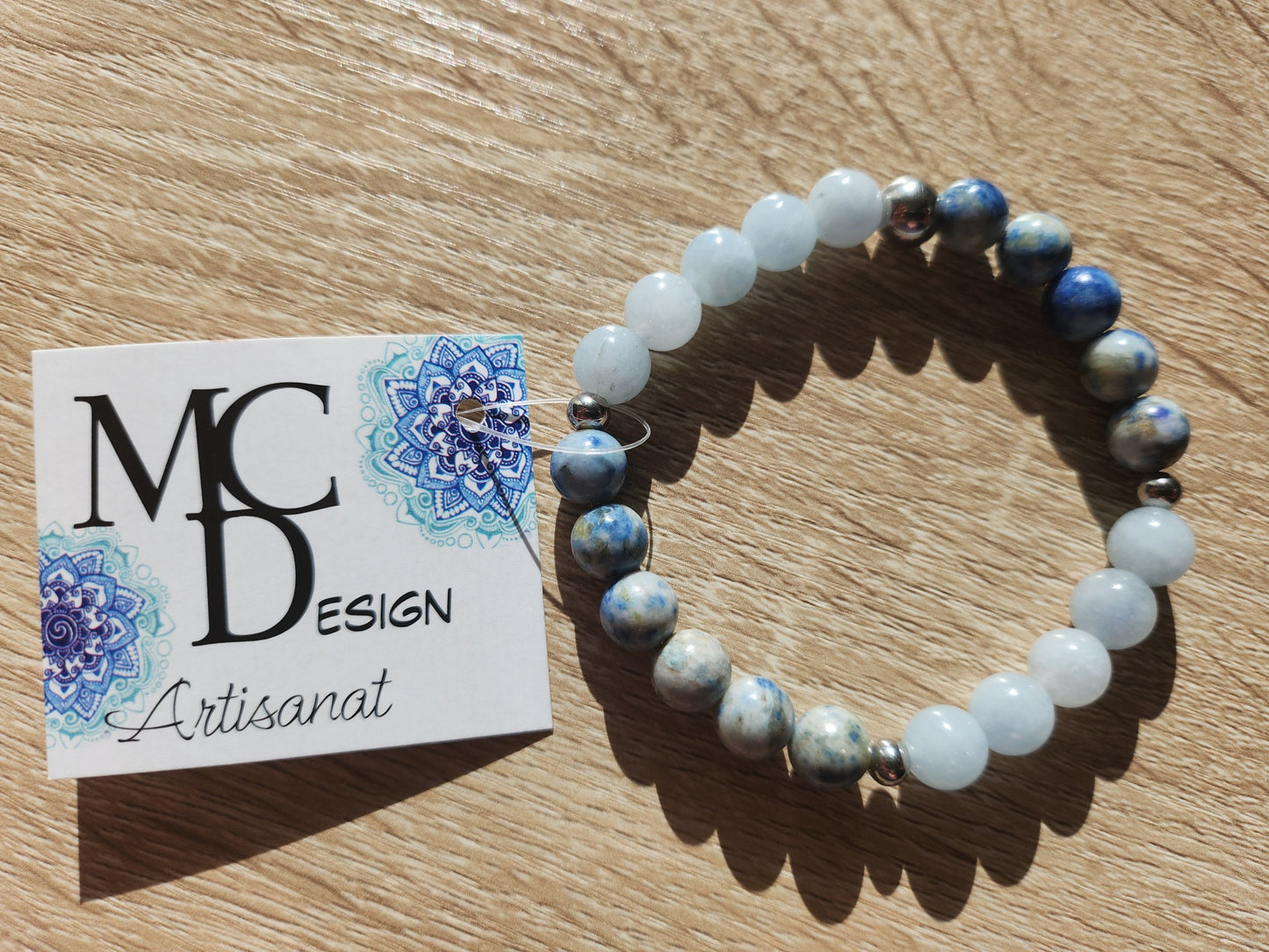 Bracelet en pierre semi-précieuses avec billes de 8mm. Aigue-marine et agate crazy lace bleu ciel.