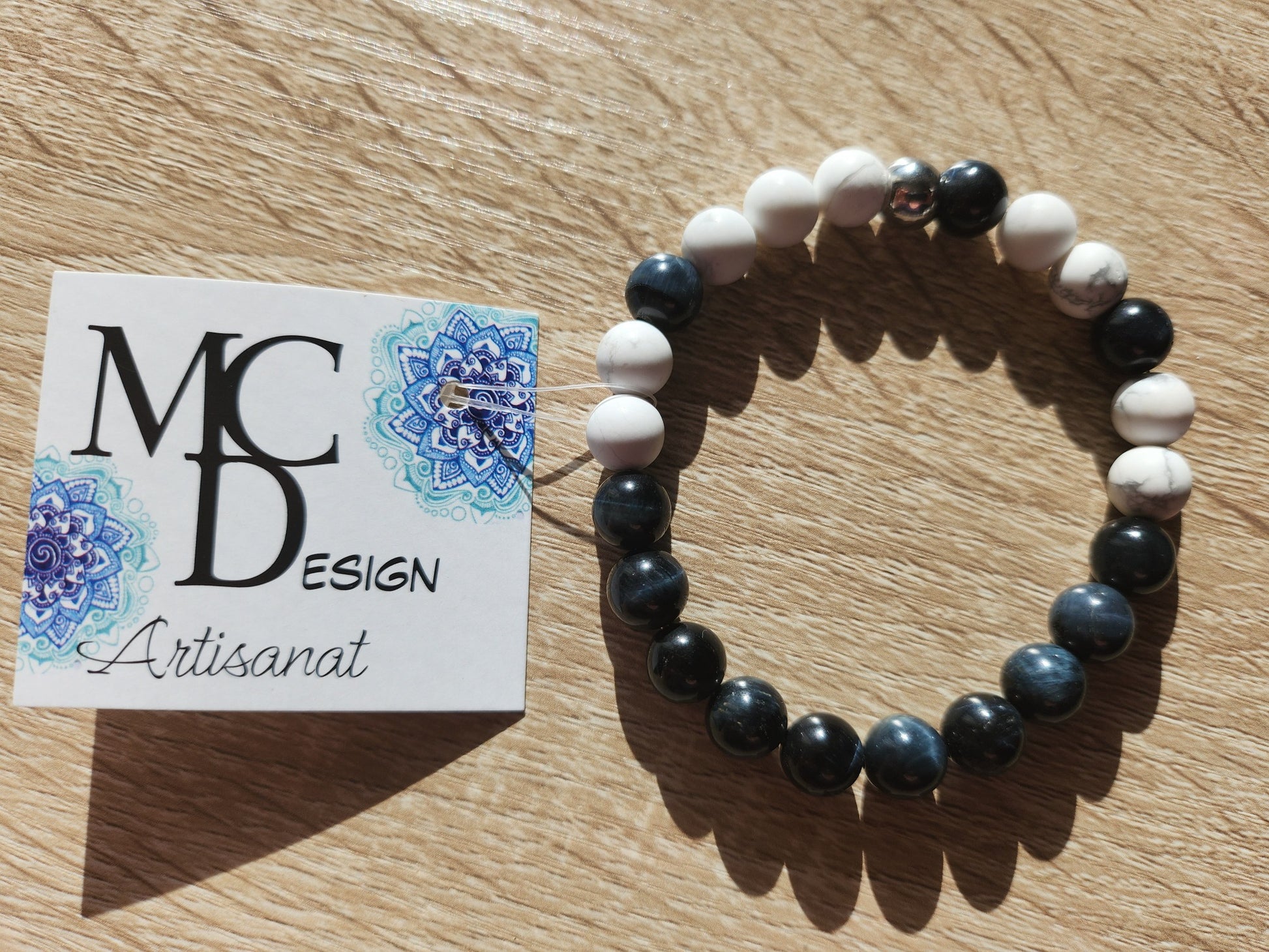 Bracelet en pierre semi-précieuses avec billes de 8mm. Oeil de tigre bleu et Howlite.