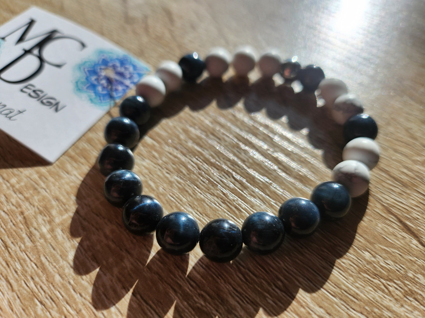 Bracelet en pierre semi-précieuses avec billes de 8mm. Oeil de tigre bleu et Howlite.
