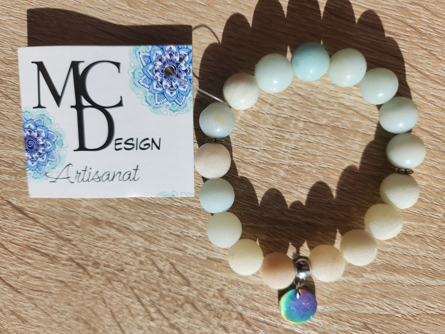 Bracelet en pierre semi-précieuses avec billes de 10mm. Amazonite matte et breloque acier inoxydable de couleur.