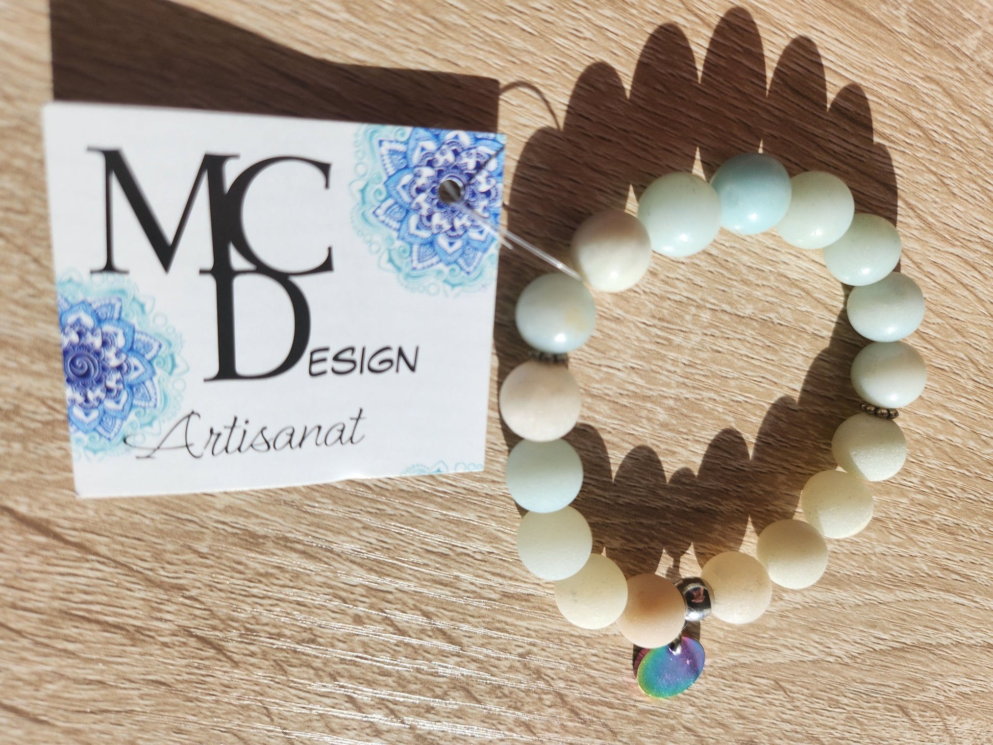 Bracelet en pierre semi-précieuses avec billes de 10mm. Amazonite matte et breloque acier inoxydable de couleur.