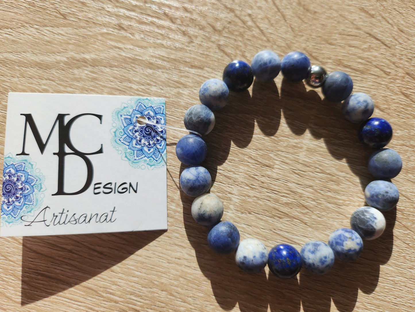 Bracelet en pierre semi-précieuses avec billes mattes de sodalite de 10mm et quelques billes de Lapis Lazuli polie 10mm.