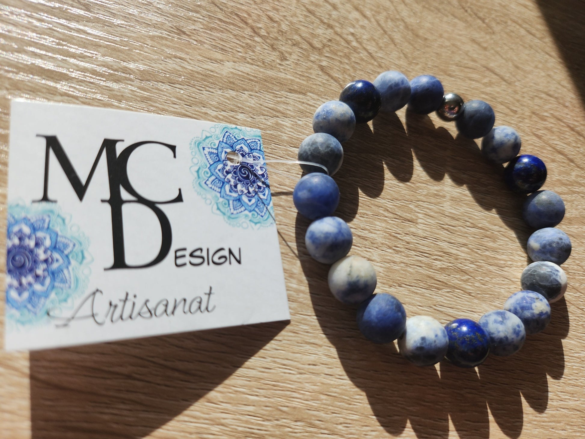 Bracelet en pierre semi-précieuses avec billes mattes de sodalite de 10mm et quelques billes de Lapis Lazuli polie 10mm.