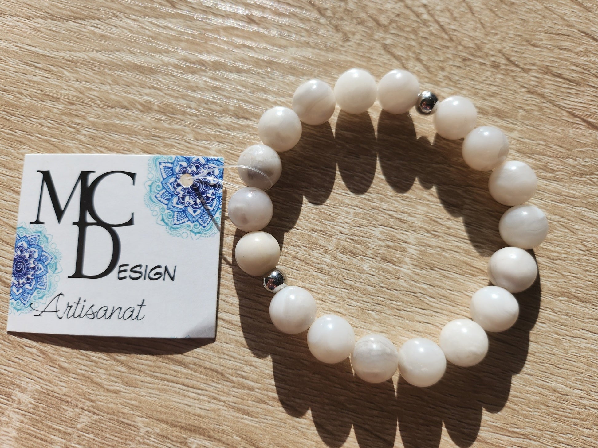 Bracelet en pierre semi-précieuses avec billes de 10mm. Agate blanche/grise polie.