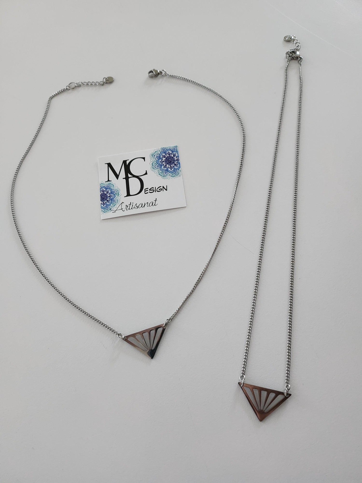 Beau petit collier passe-partout triangle inversé. Mignon comme tout!