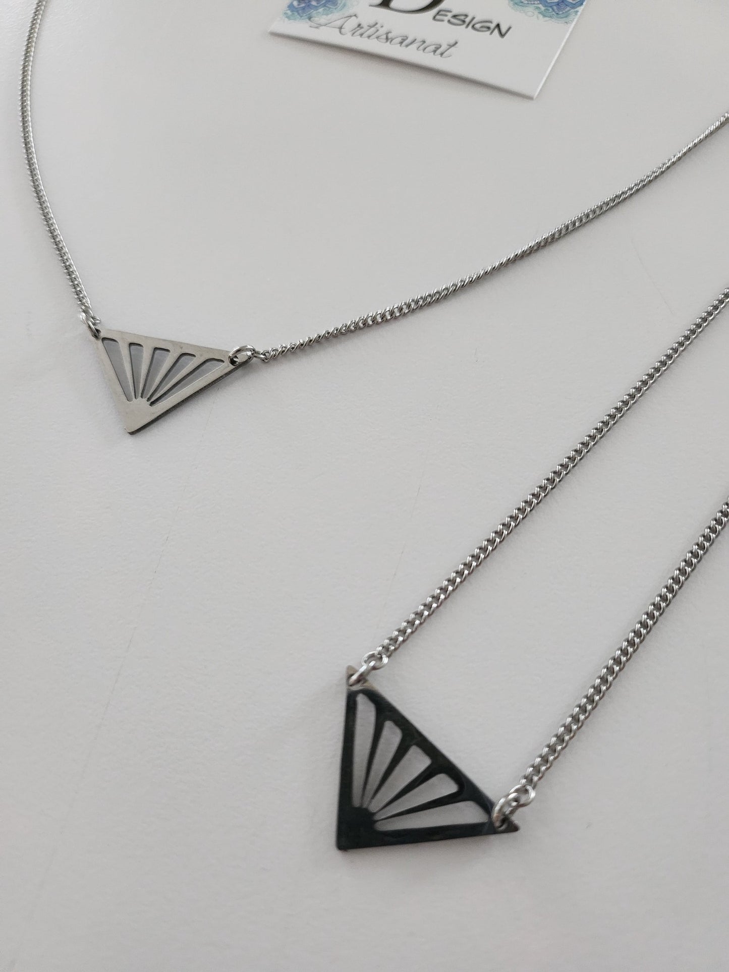 Beau petit collier passe-partout triangle inversé. Mignon comme tout!