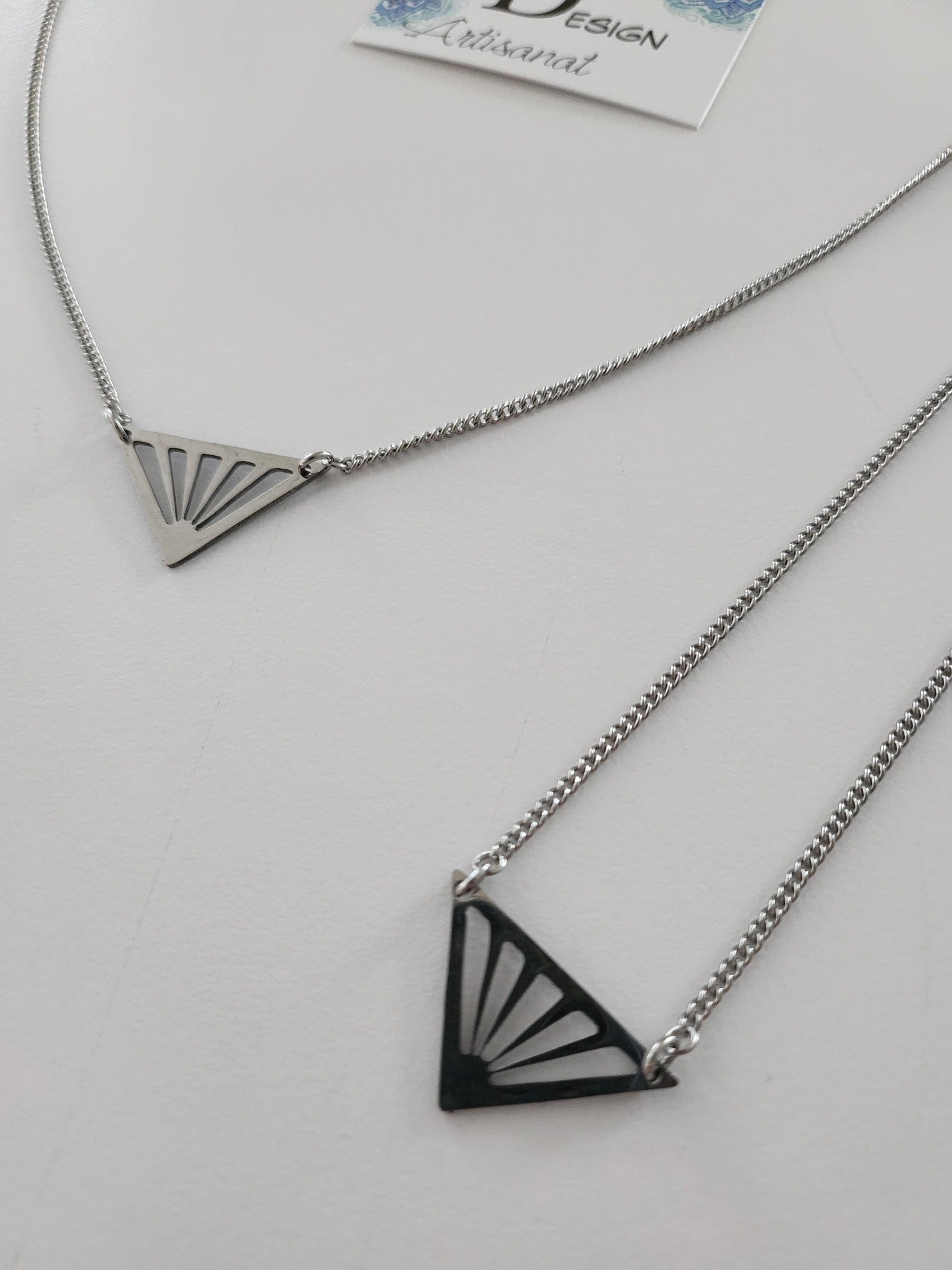 Beau petit collier passe-partout triangle inversé. Mignon comme tout!